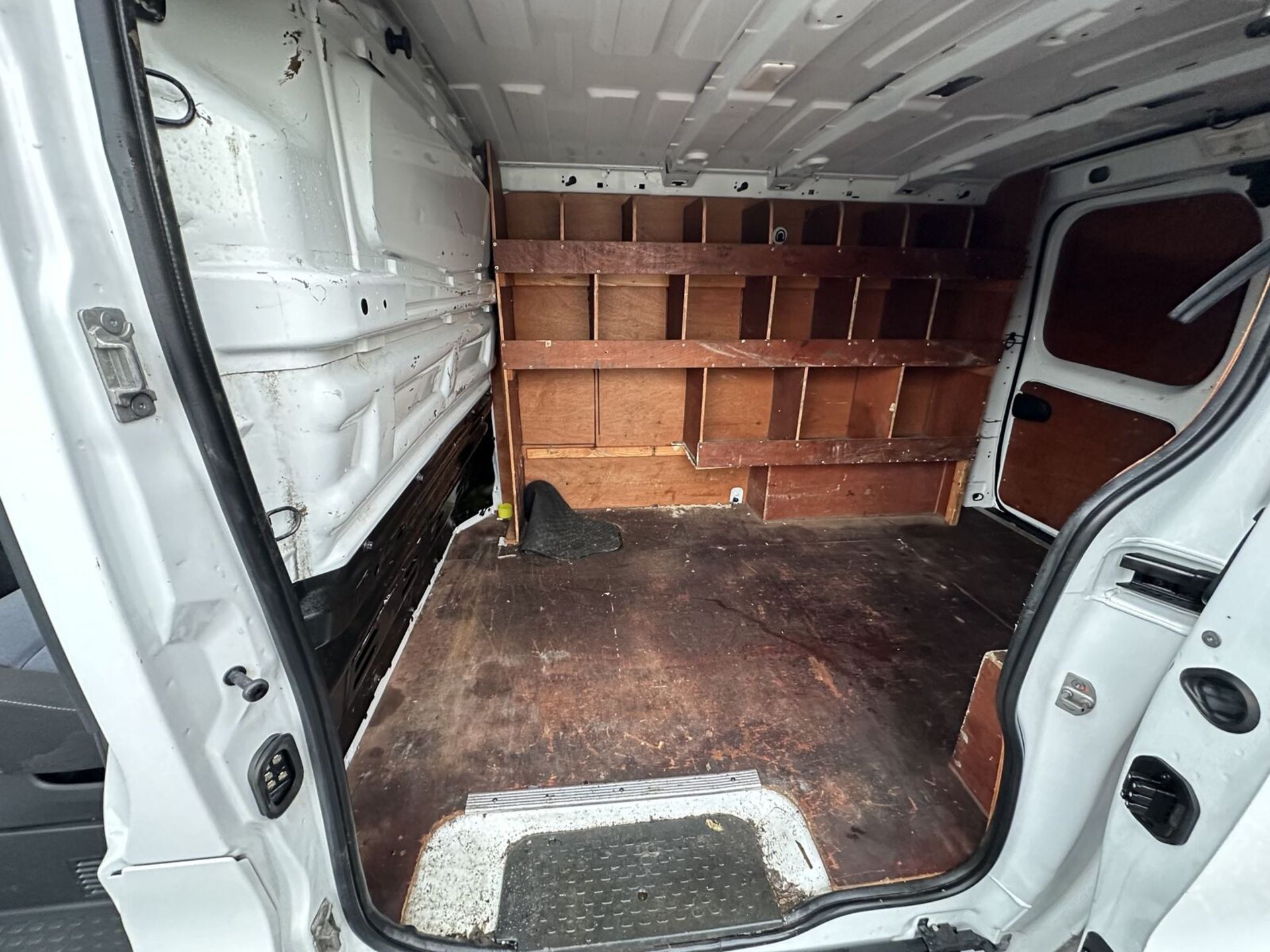 DIY VAN REPAIR: 2016 VAUXHALL VIVARO L1 DIESEL H1 >>--NO VAT ON HAMMER--<< - Image 14 of 16