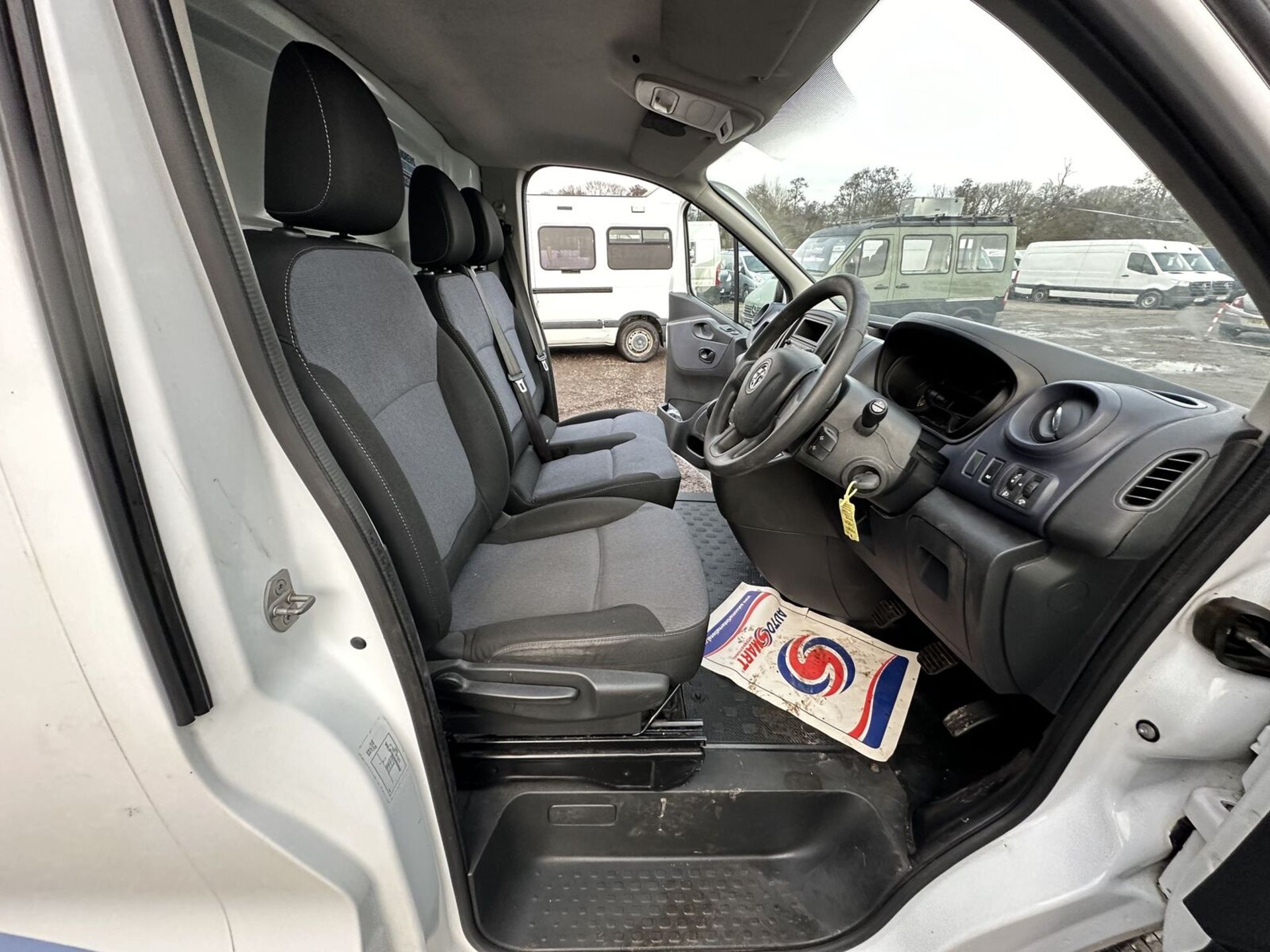 DIY VAN REPAIR: 2016 VAUXHALL VIVARO L1 DIESEL H1 >>--NO VAT ON HAMMER--<< - Image 11 of 16