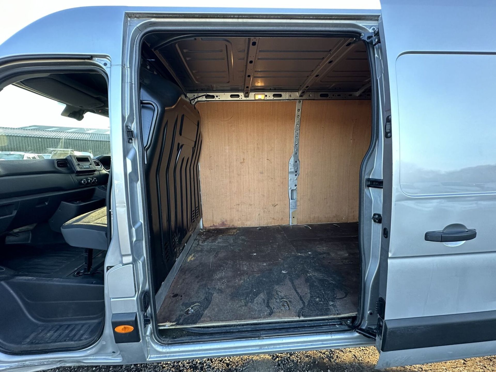 EFFICIENT & STYLISH: 70 PLATE VAUXHALL MOVANO MASTER SILVER PANEL VAN >>--NO VAT ON HAMMER--<< - Image 5 of 19