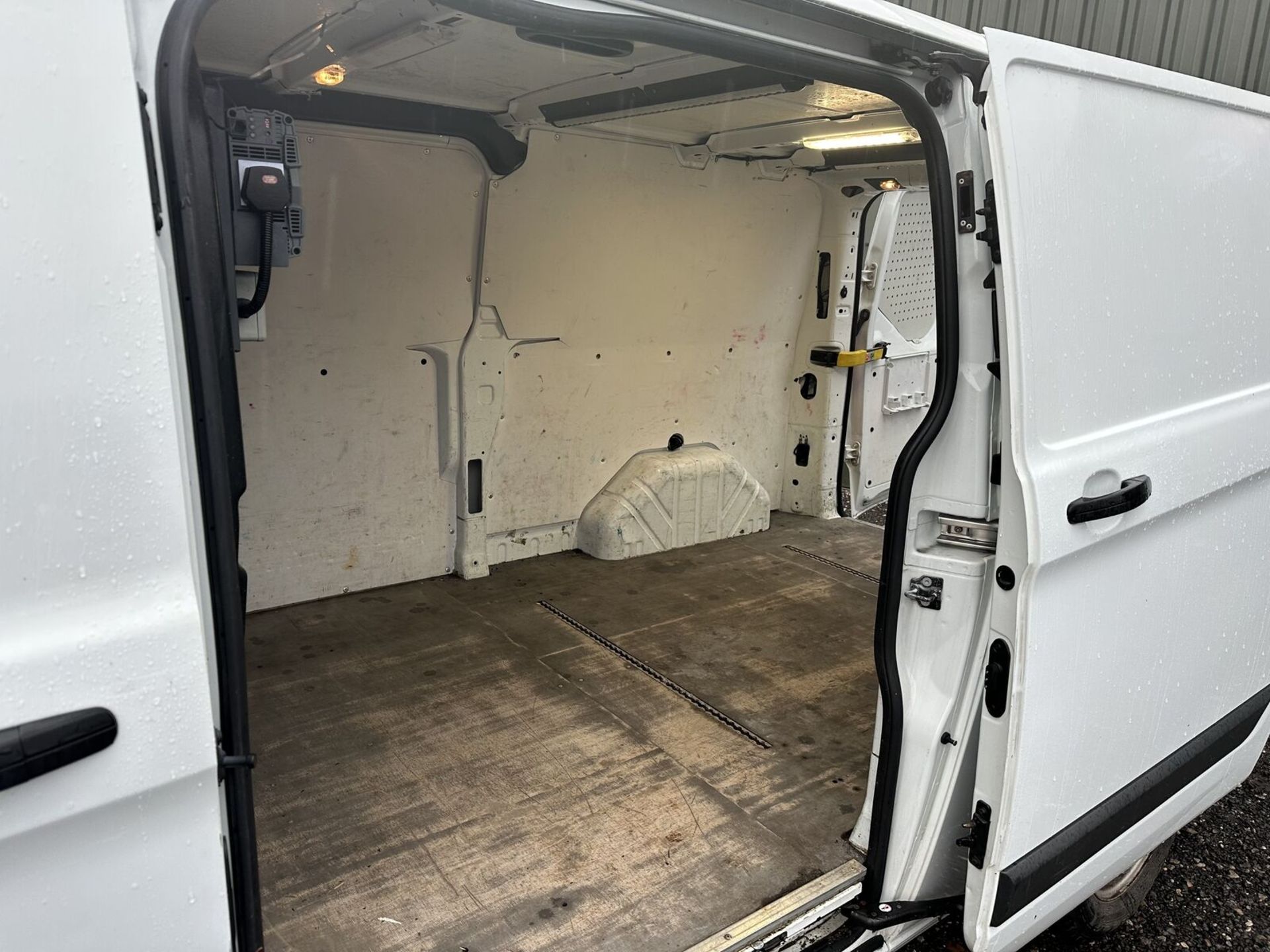SMOOTH RIDE: 66 PLATE FORD TRANSIT CUSTOM EURO 6 >>--NO VAT ON HAMMER--<< - Image 12 of 19