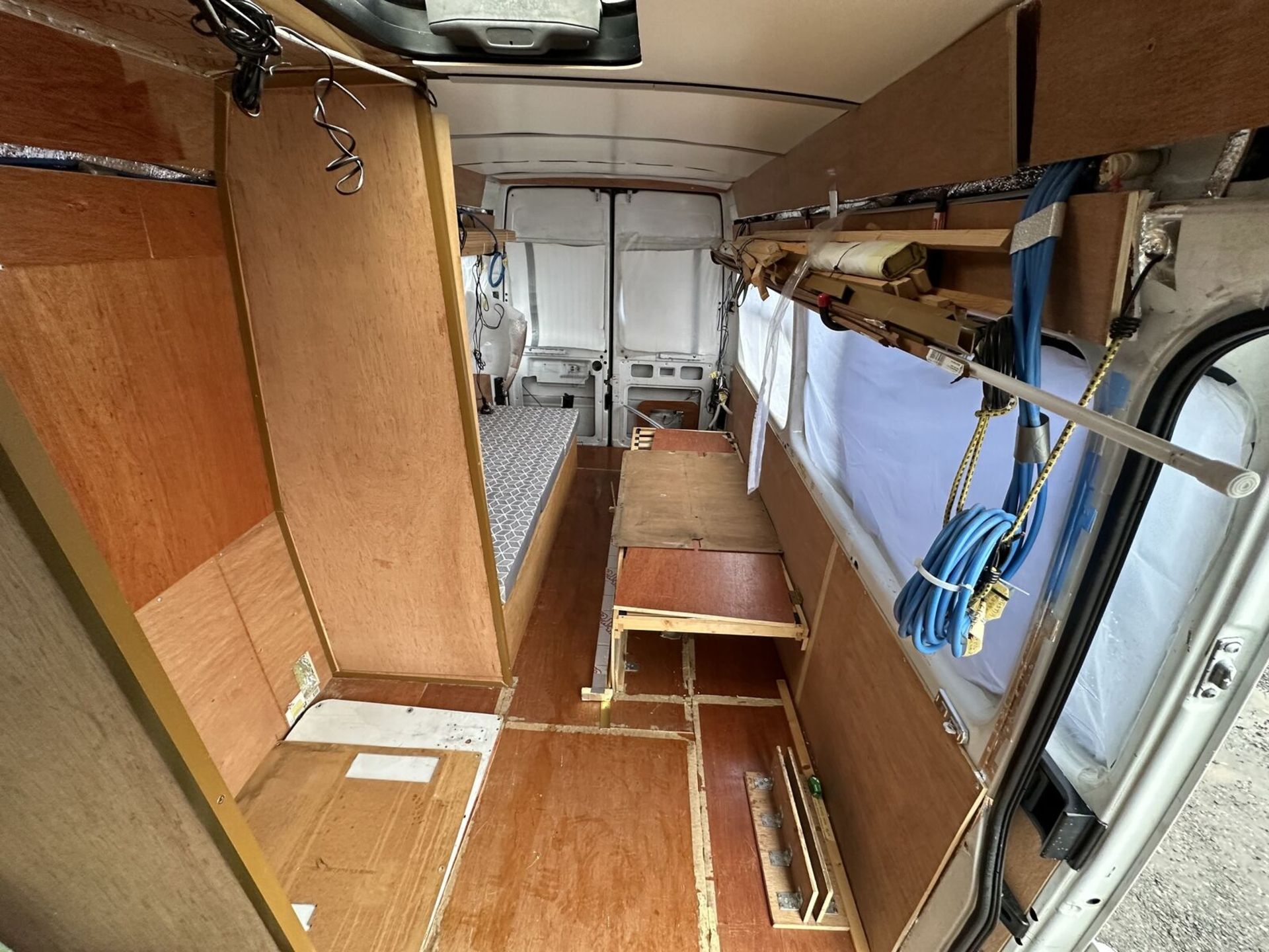 EXPLORE IN STYLE: 52 PLATE MERCEDES SPRINTER AUTOMATIC CAMPER >>--NO VAT ON HAMMER--<< - Image 9 of 17