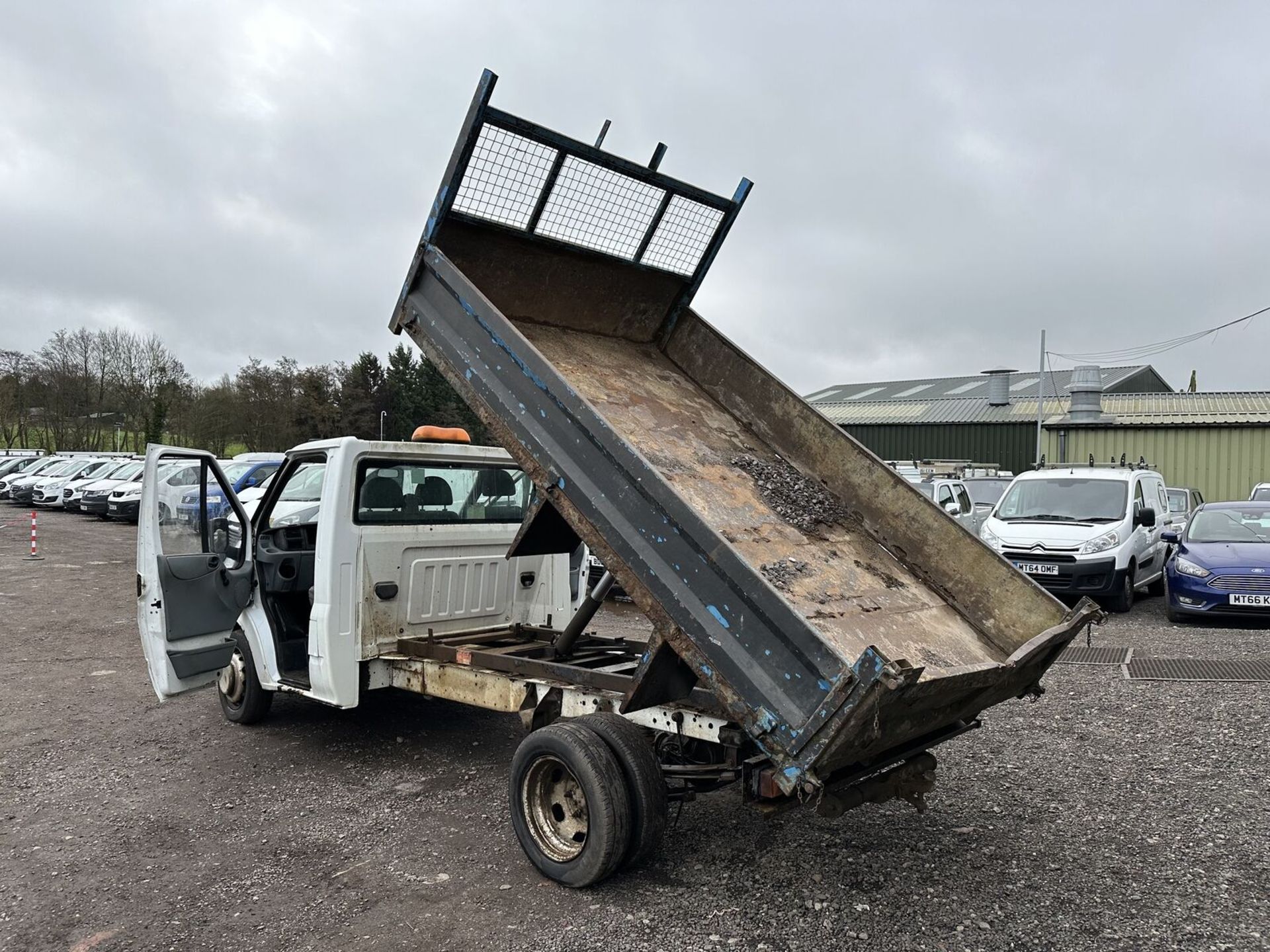 FORD TRANSIT 350 TIPPER: YOUR WORKHORSE COMPANION >>--NO VAT ON HAMMER--<< - Image 12 of 17