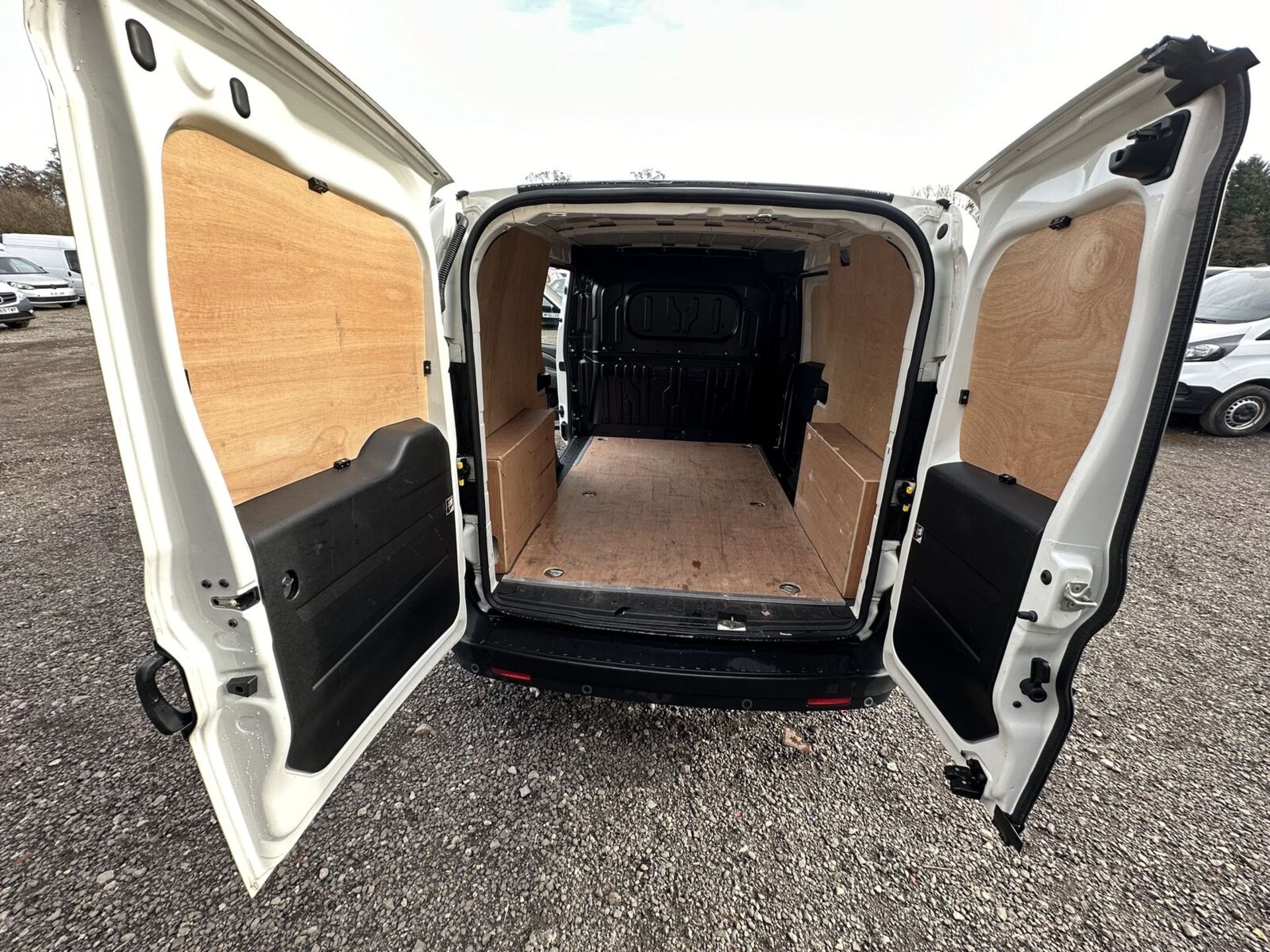 BUDGET WORK VAN: FIAT DOBLO CARGO COMBO MAXI L2 LWB REPAIR >>--NO VAT ON HAMMER--<< - Image 15 of 22