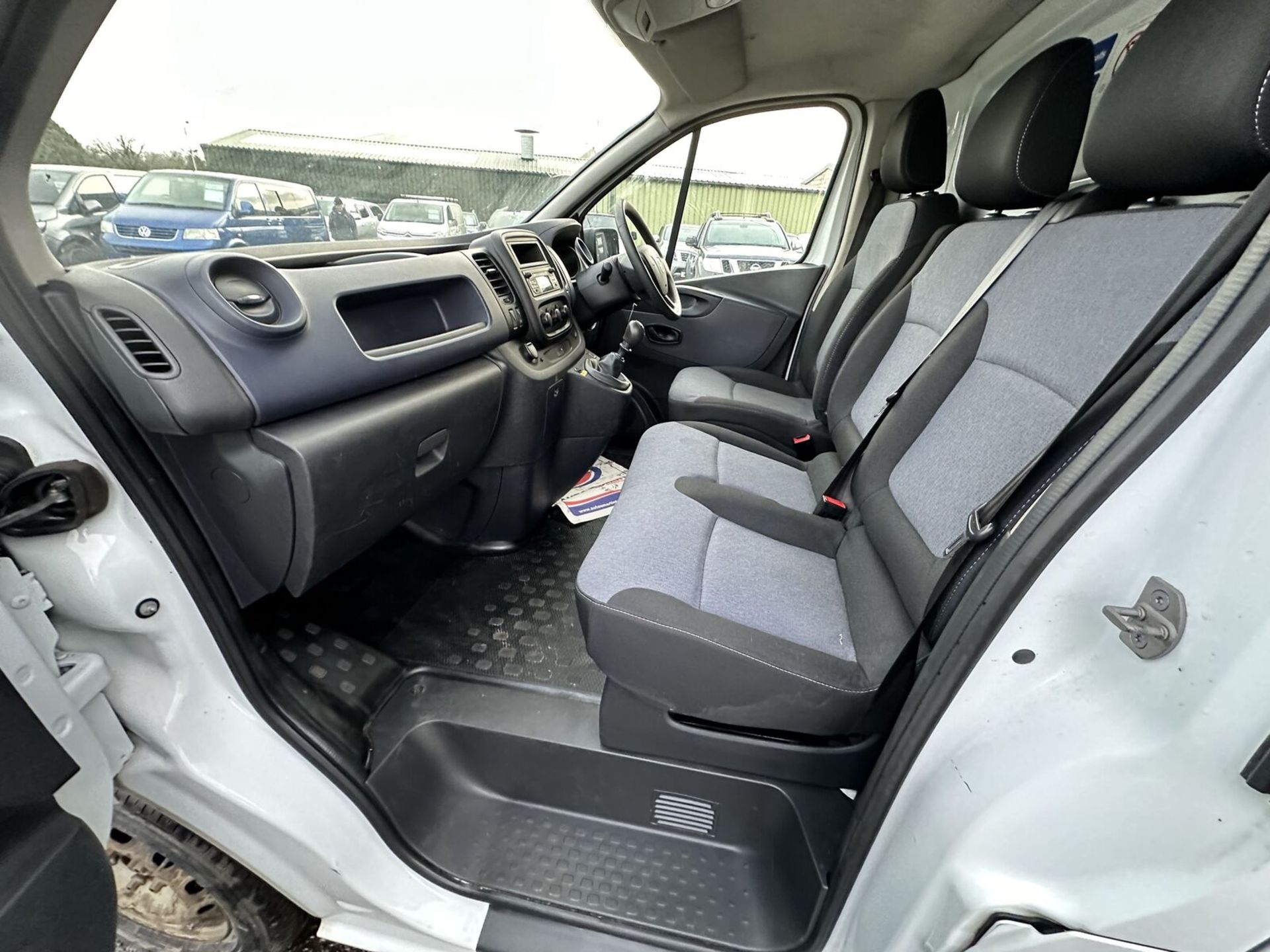 DIY VAN REPAIR: 2016 VAUXHALL VIVARO L1 DIESEL H1 >>--NO VAT ON HAMMER--<< - Image 16 of 16