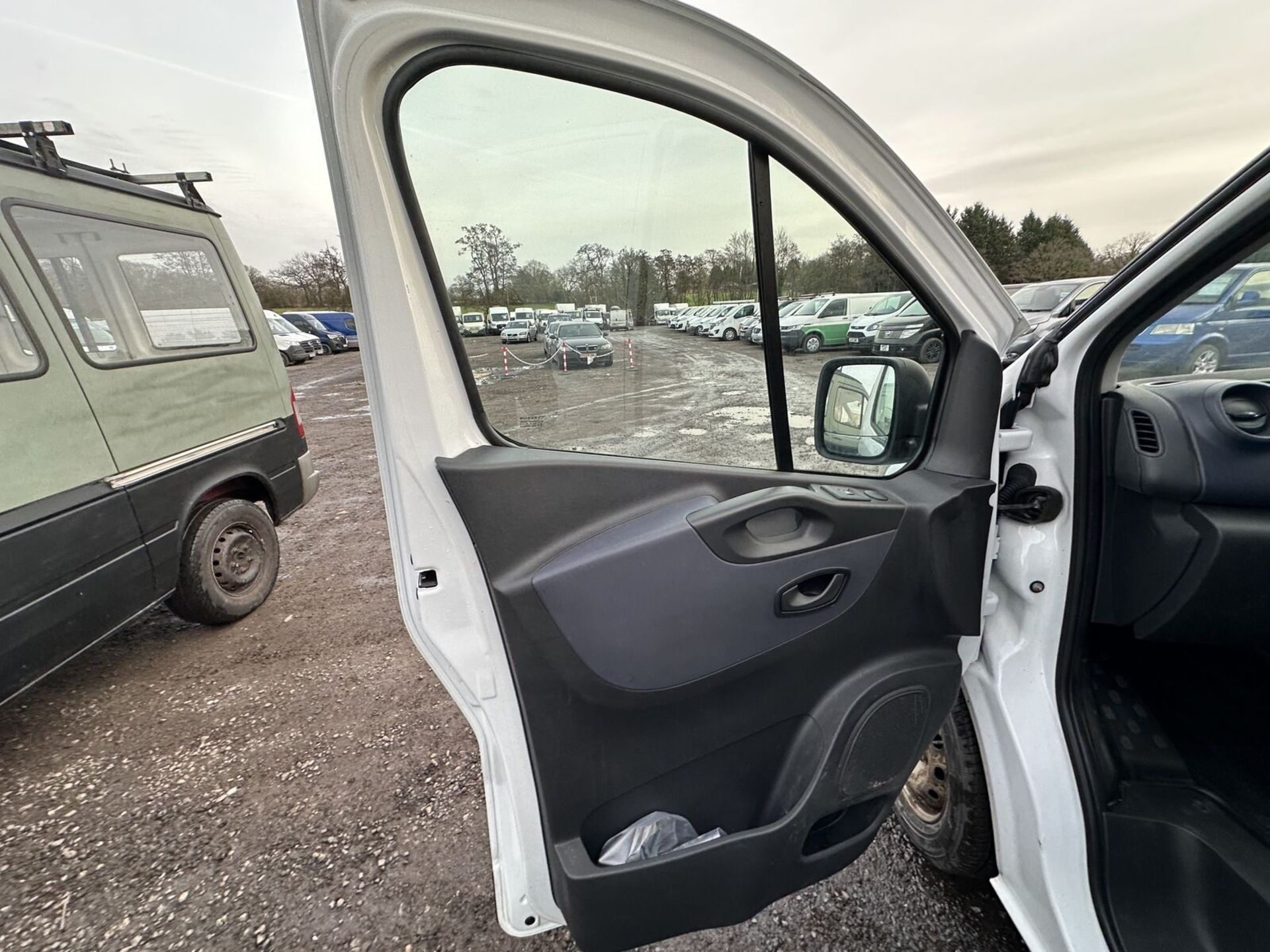 DIY VAN REPAIR: 2016 VAUXHALL VIVARO L1 DIESEL H1 >>--NO VAT ON HAMMER--<< - Image 10 of 16