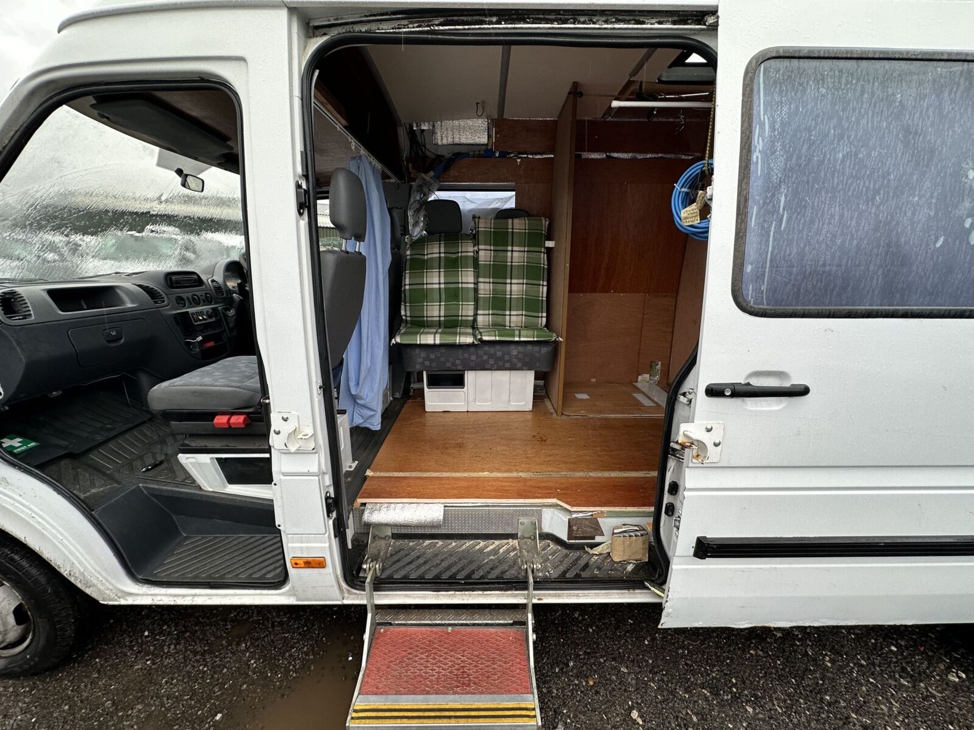 EXPLORE IN STYLE: 52 PLATE MERCEDES SPRINTER AUTOMATIC CAMPER >>--NO VAT ON HAMMER--<< - Image 15 of 17