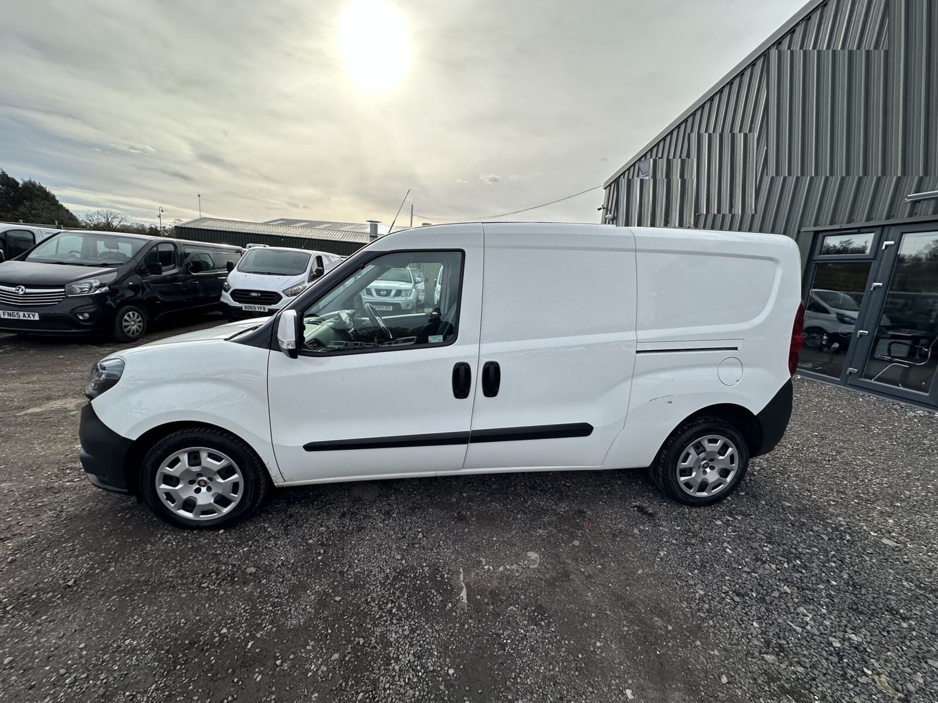 BUDGET WORK VAN: FIAT DOBLO CARGO COMBO MAXI L2 LWB REPAIR >>--NO VAT ON HAMMER--<< - Image 3 of 22