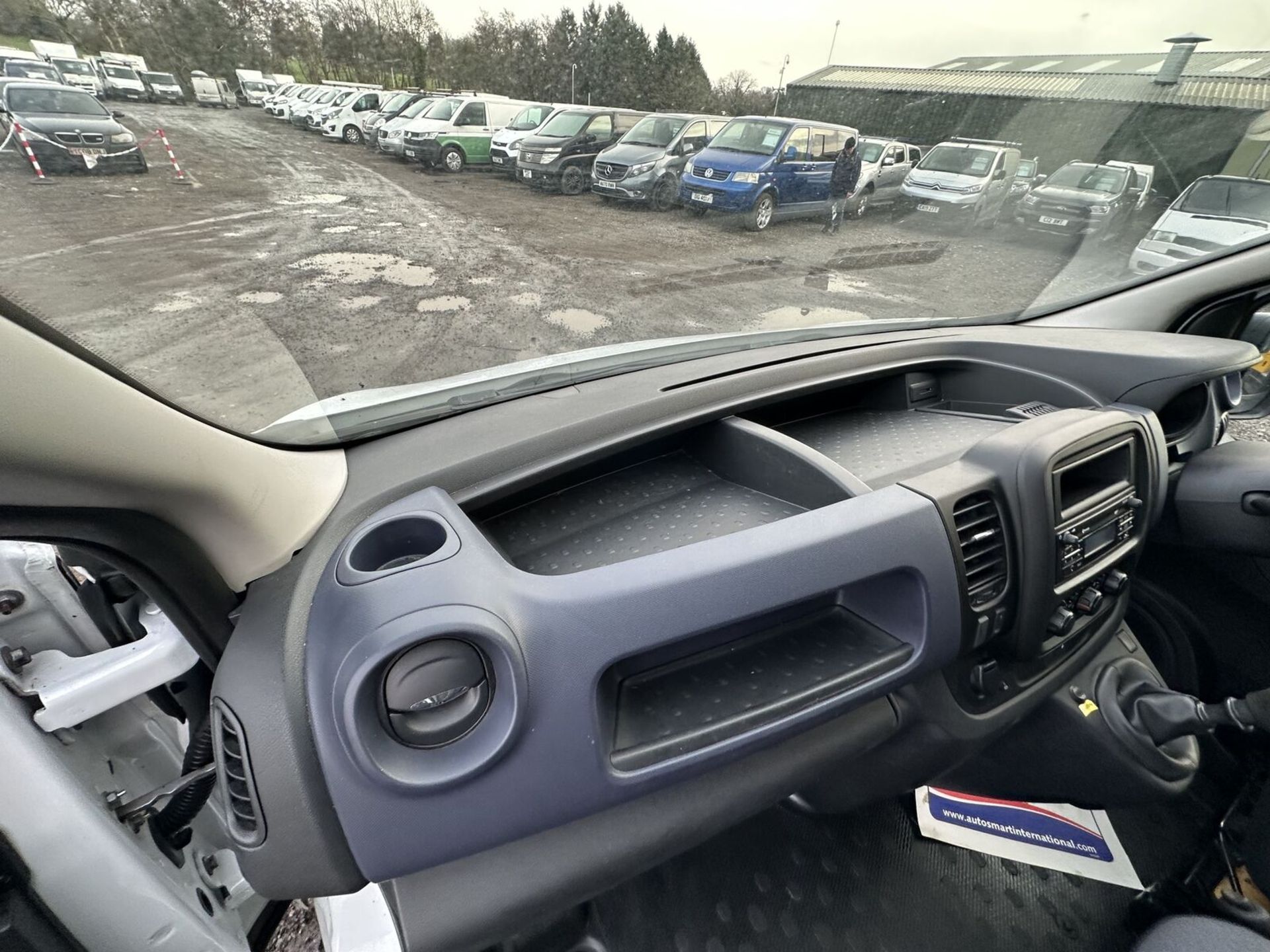 DIY VAN REPAIR: 2016 VAUXHALL VIVARO L1 DIESEL H1 >>--NO VAT ON HAMMER--<< - Image 6 of 16