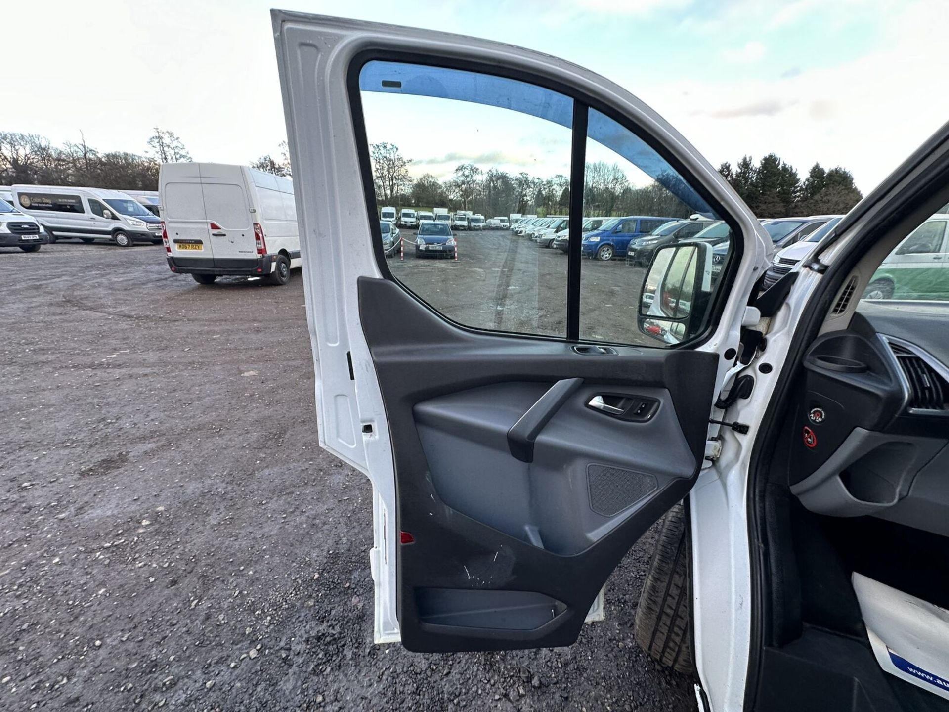 PROJECT VAN: 2015 FORD TRANSIT CUSTOM, ENGINE NEEDS ATTENTION >>--NO VAT ON HAMMER--<< - Bild 10 aus 18