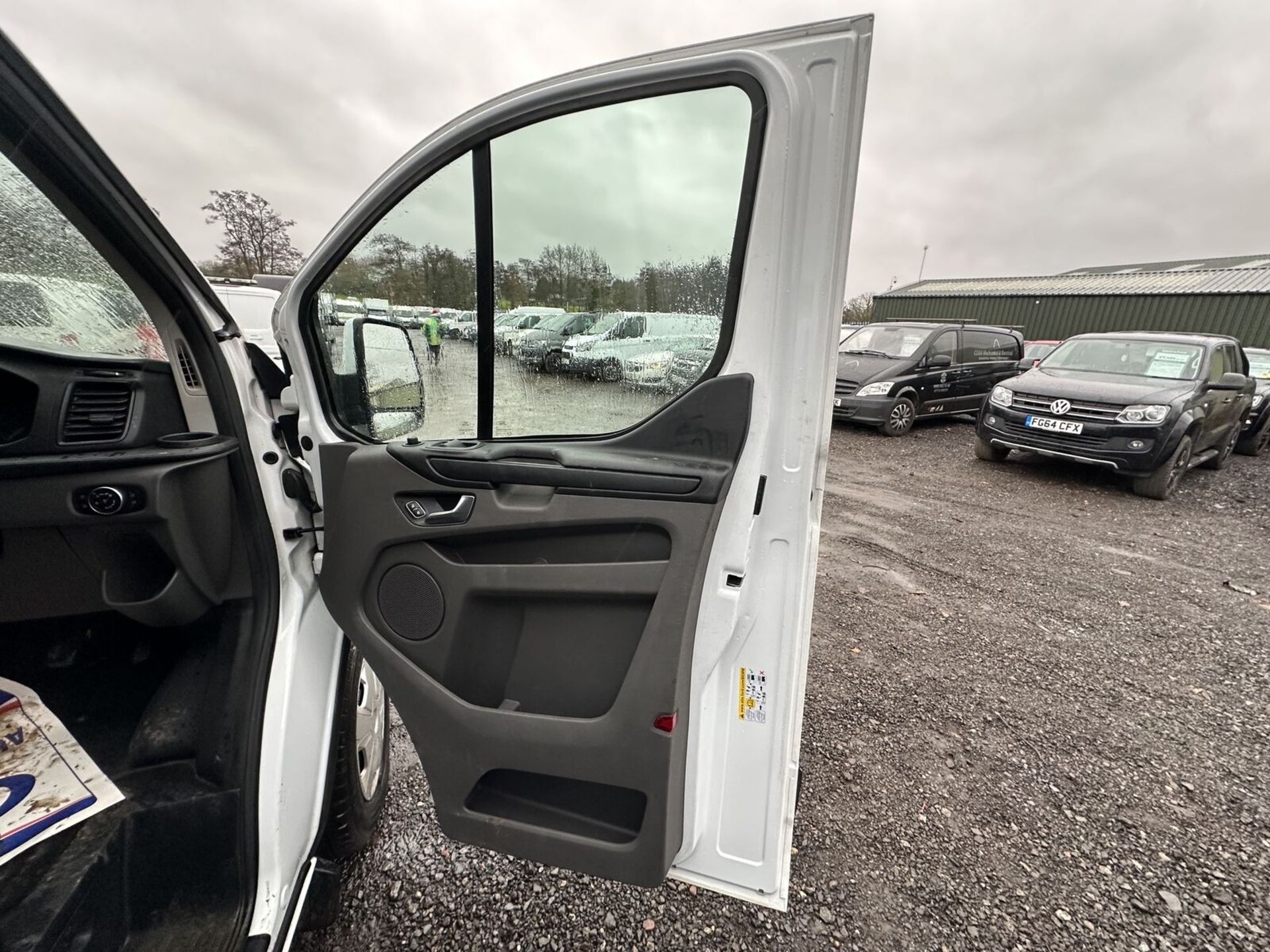 2019 FORD TRANSIT CUSTOM: 108K MILES - >>--NO VAT ON HAMMER--<< - Image 13 of 18