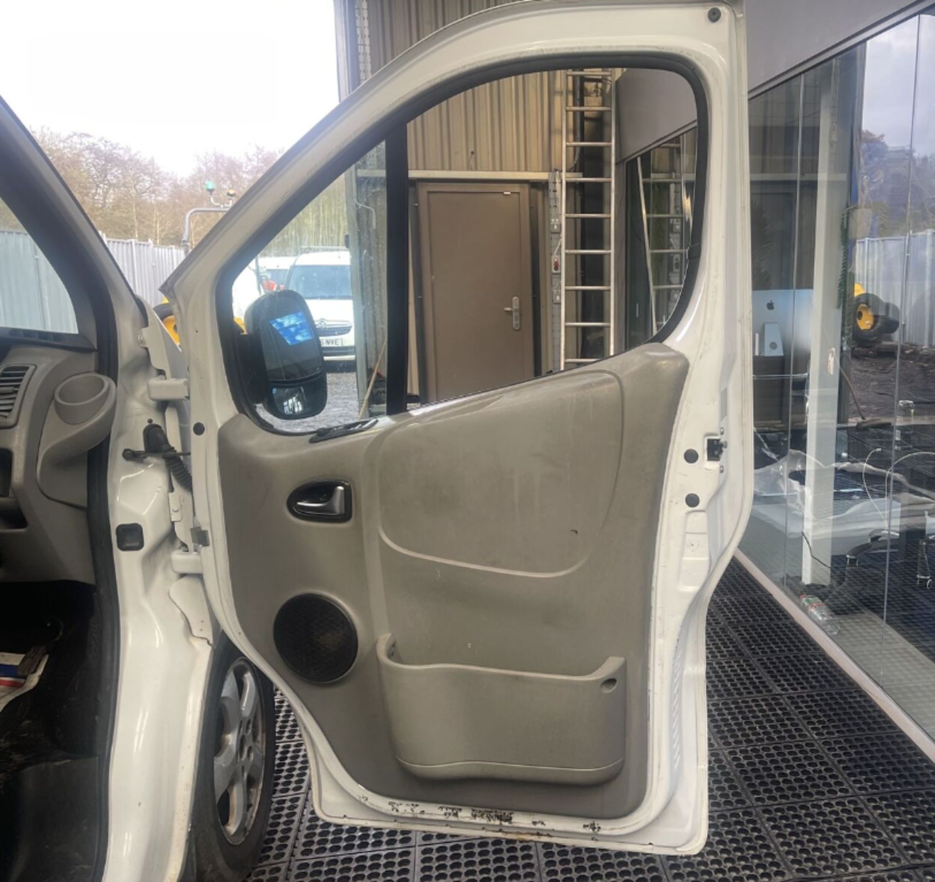 >>--NO VAT ON HAMMER--<< CLEAN WHITE 2012 VAUXHALL VIVARO SPORTIVE DIESEL WORKHORSE - Image 2 of 14