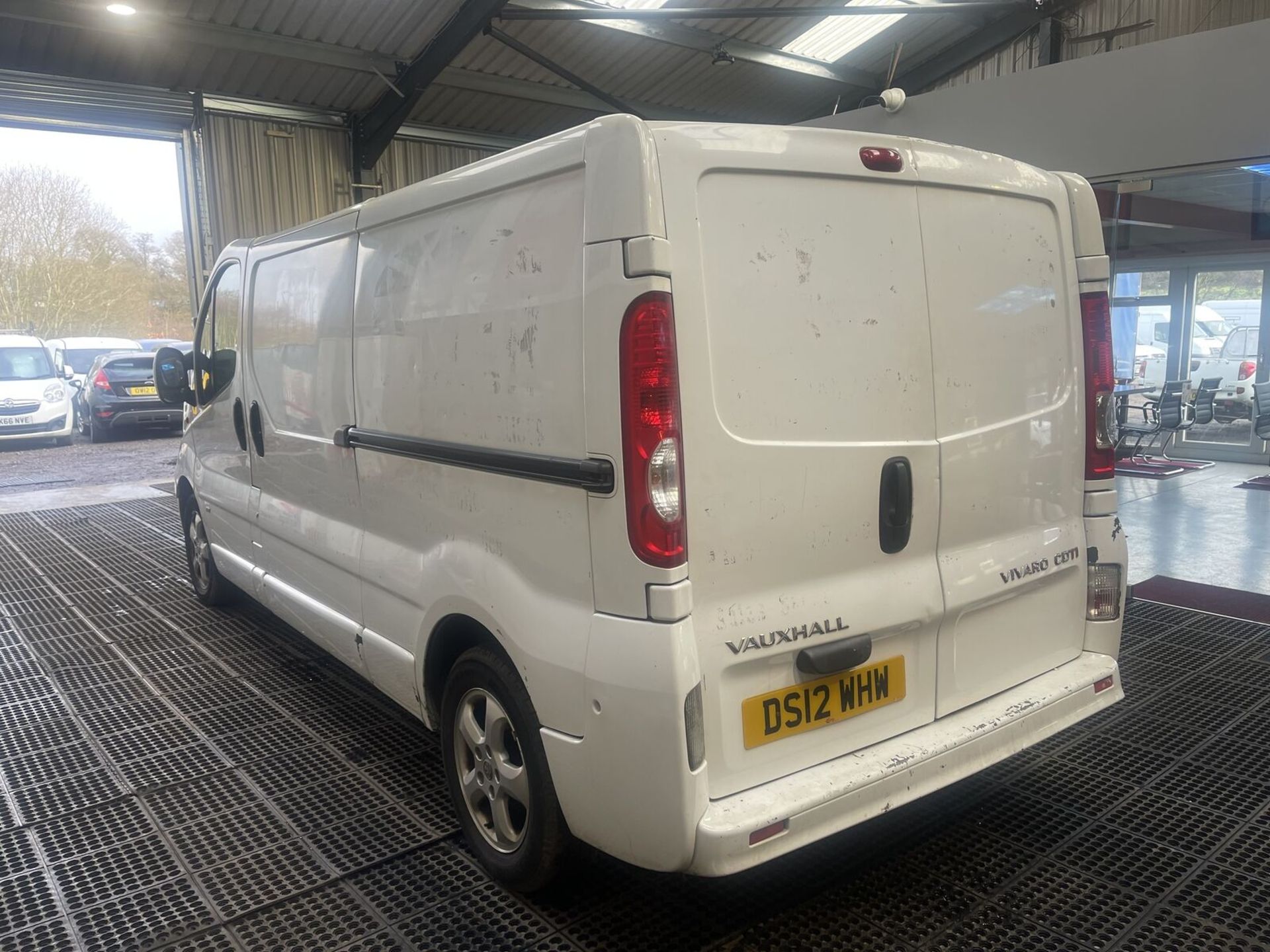 >>--NO VAT ON HAMMER--<< CLEAN WHITE 2012 VAUXHALL VIVARO SPORTIVE DIESEL WORKHORSE - Image 12 of 14