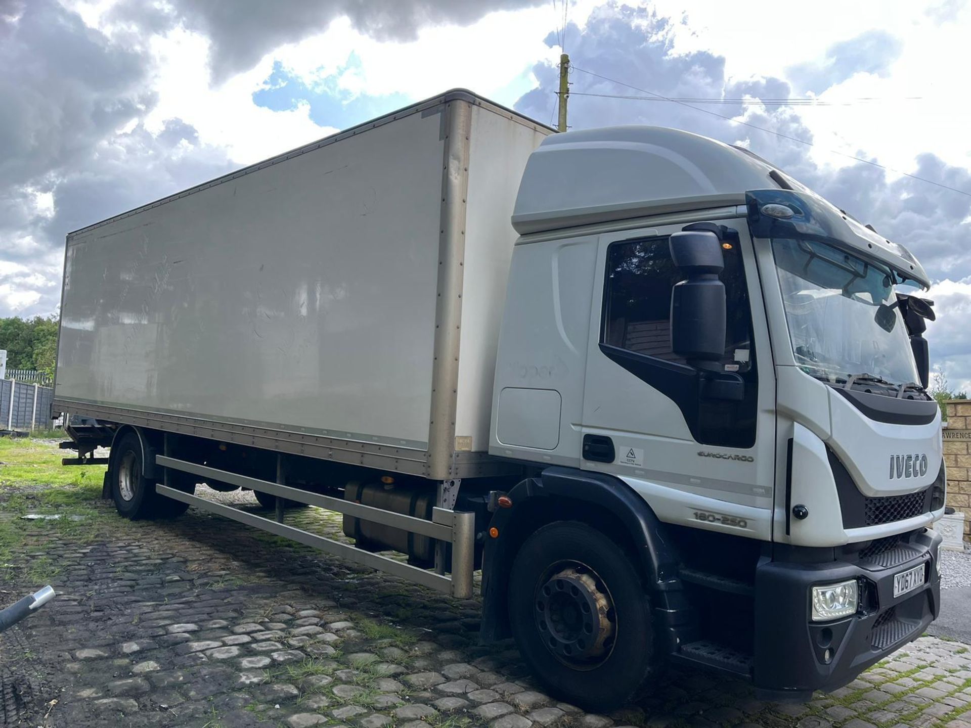 HIGH-ROOF SLEEP CAB HAULER: 2017 IVECO EUROCARGO 180E25S S-A - Image 10 of 13