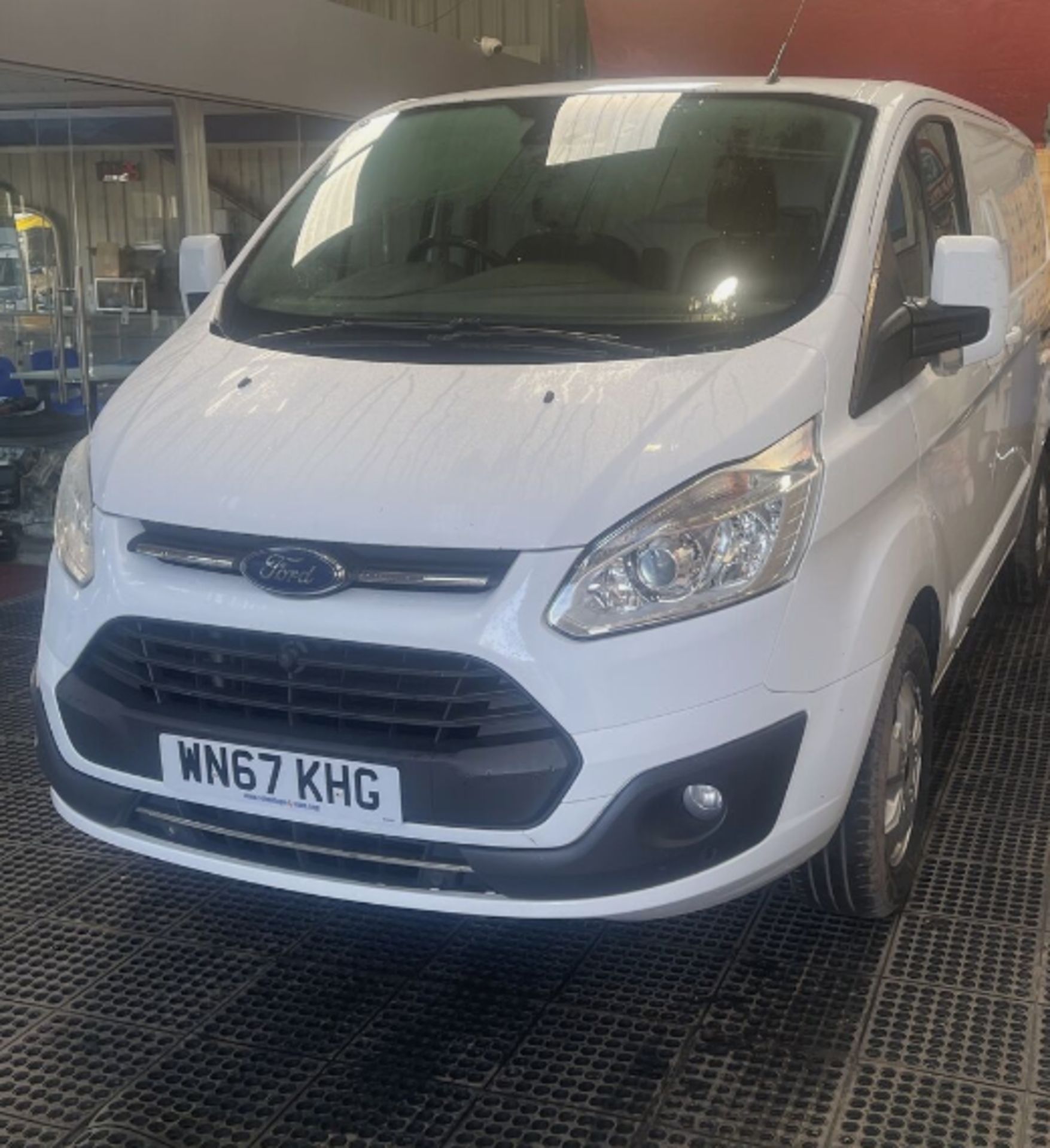 PURE EXCELLENCE: FORD TRANSIT CUSTOM LIMITED, EURO 6, CLEAR HPI, 2 KEYS! >>--NO VAT ON HAMMER--< - Image 5 of 16