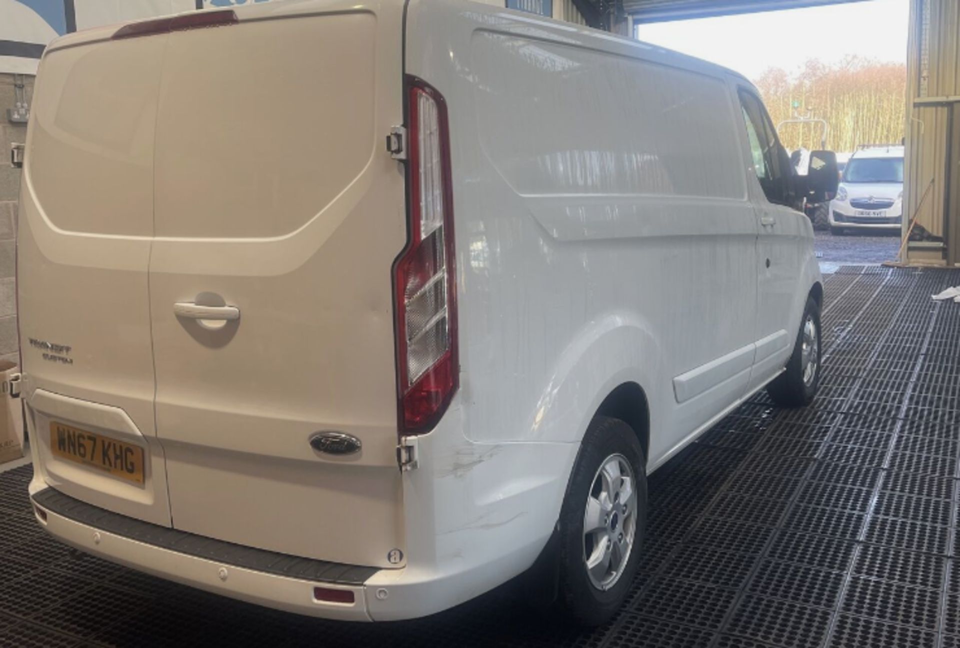 PURE EXCELLENCE: FORD TRANSIT CUSTOM LIMITED, EURO 6, CLEAR HPI, 2 KEYS! >>--NO VAT ON HAMMER--< - Image 3 of 16