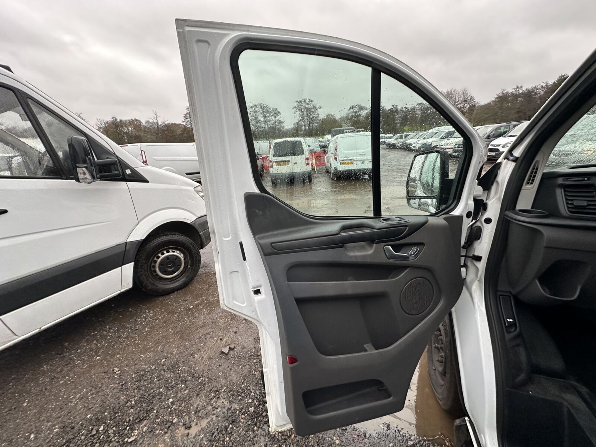 2019 FORD TRANSIT CUSTOM: 108K MILES - >>--NO VAT ON HAMMER--<< - Image 5 of 18