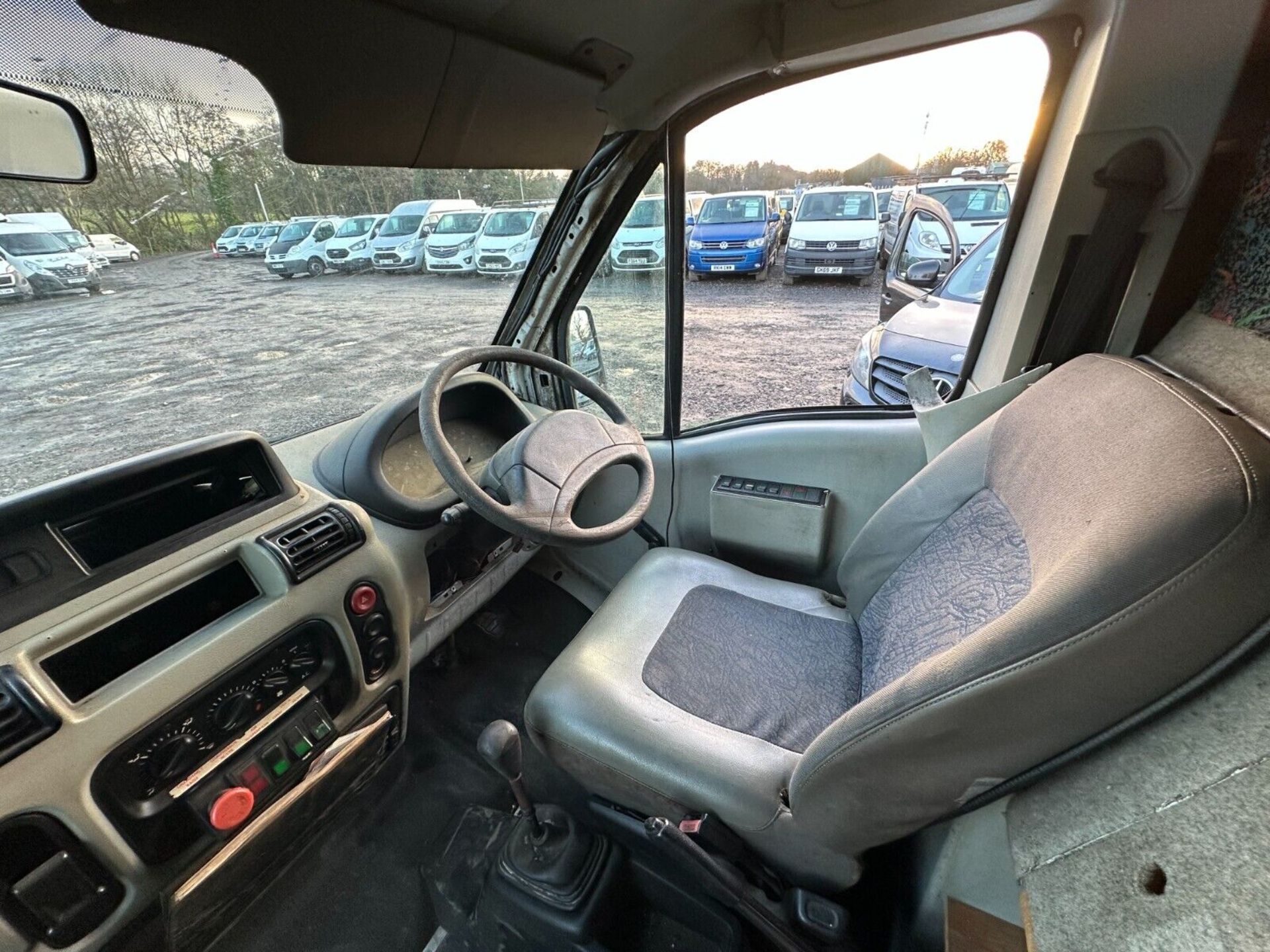 RENAULT MASTER CAMPER VAN: LOADED FEATURES >>--NO VAT ON HAMMER--<< - Image 10 of 16