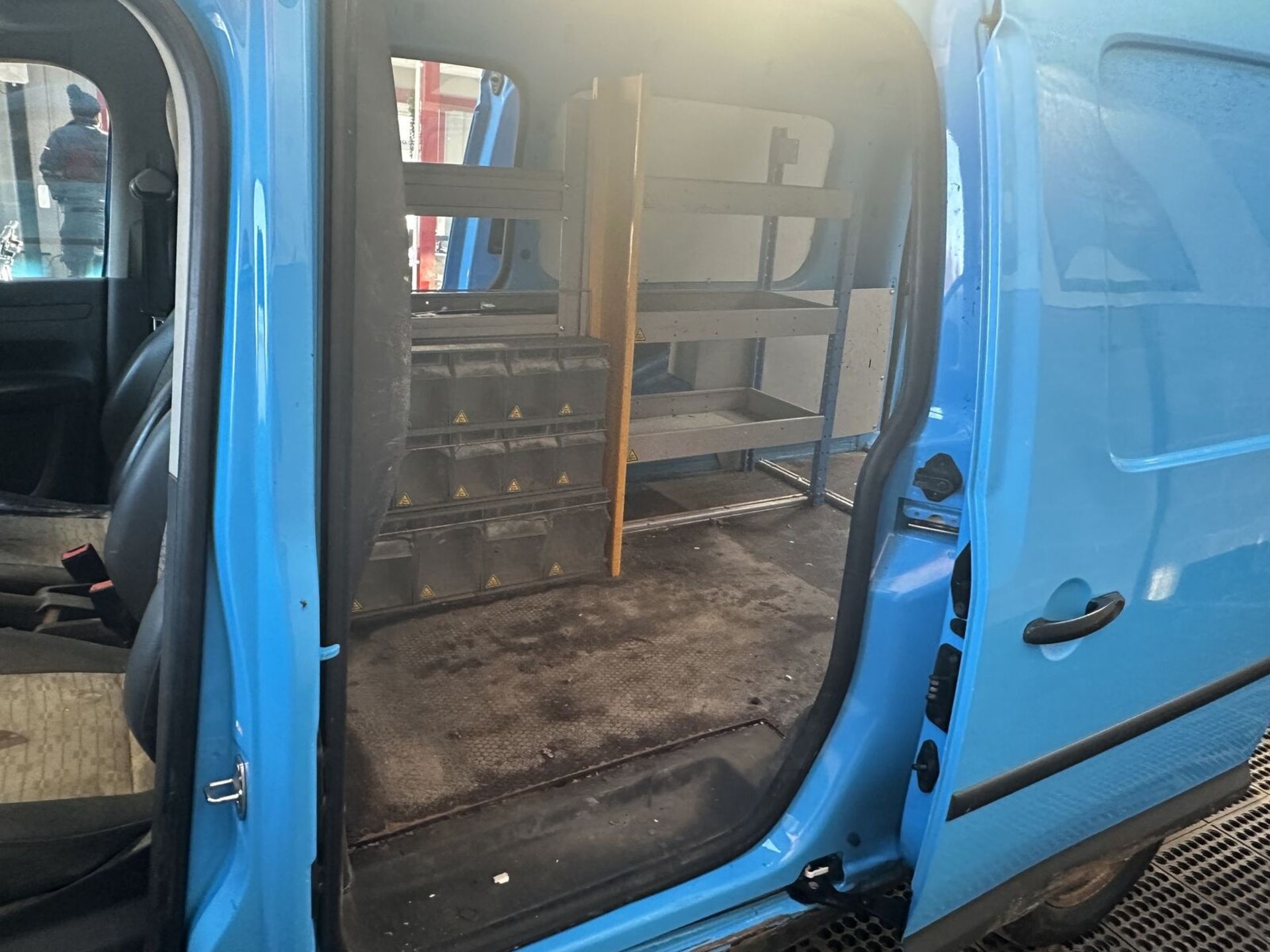 2011 VW CADDY MAXI C20 DIESEL: CLEAN PANEL VAN, REPAIR NEEDED >>--NO VAT ON HAMMER--<< - Image 4 of 13