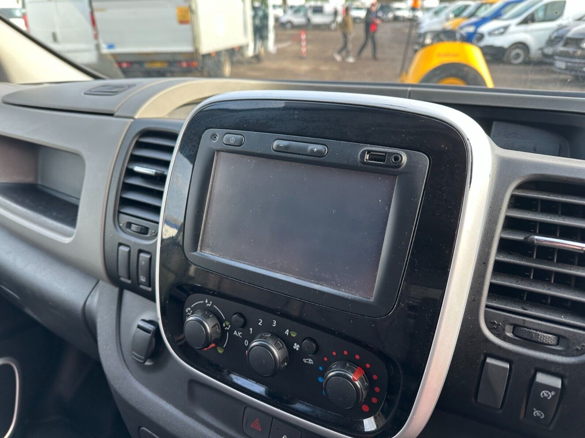 >>--NO VAT ON HAMMER--<< RENAULT TRAFIC REVIVAL: CLEAN BODY, INTERIOR - REPAIR OPPORTUNITY - Image 5 of 16