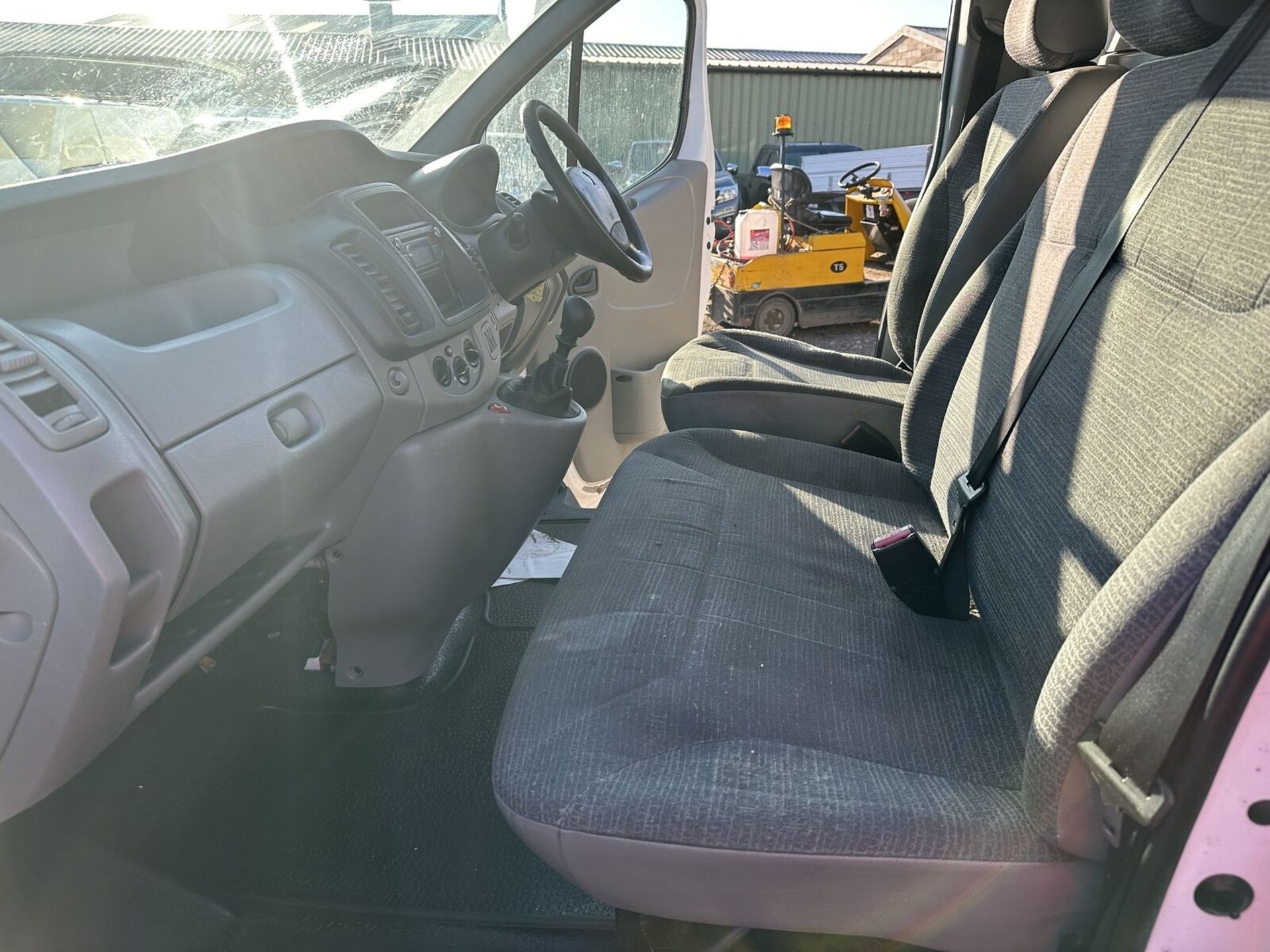 WHITE PANEL VAN PROJECT: 2014 RENAULT TRAFIC -MOT: 14TH APRIL 2024 >>--NO VAT ON HAMMER--<< - Image 5 of 15