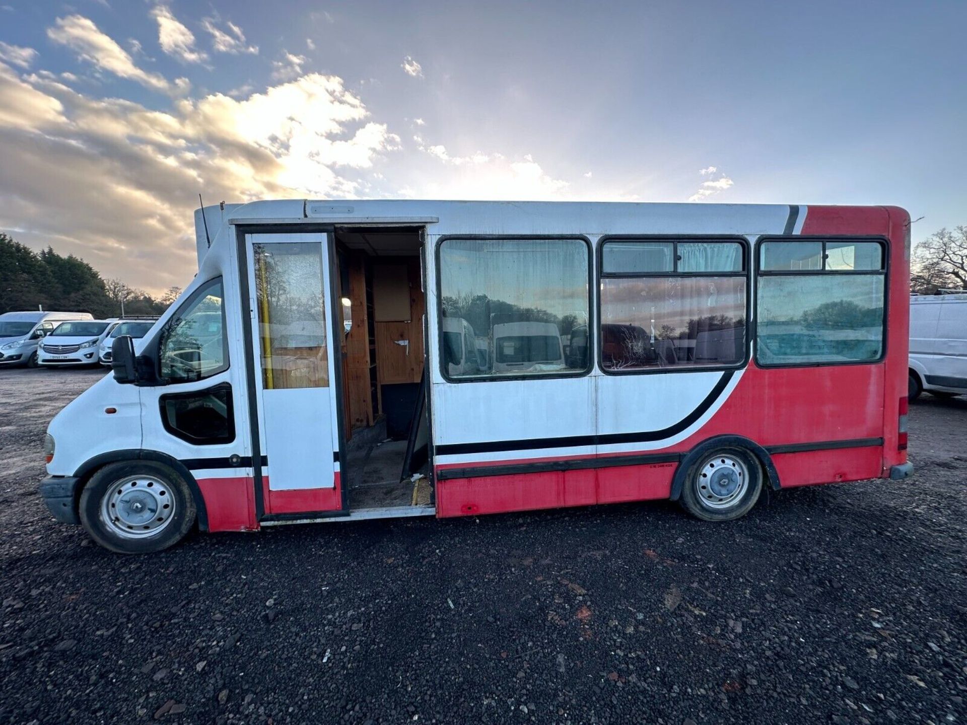 RENAULT MASTER CAMPER VAN: LOADED FEATURES >>--NO VAT ON HAMMER--<< - Image 14 of 16