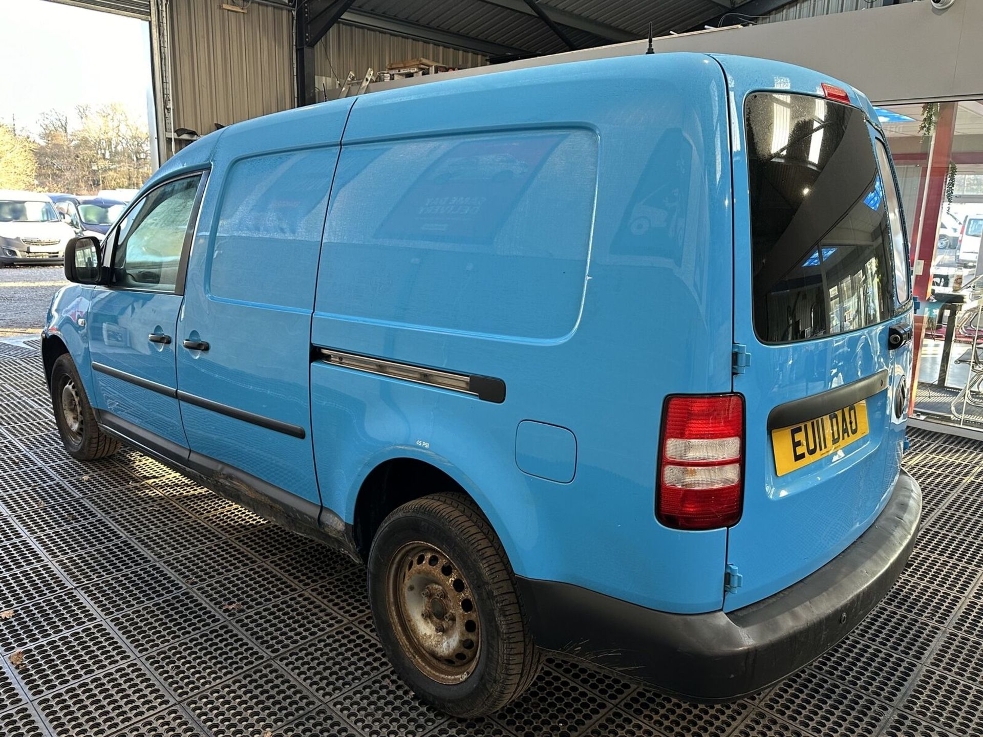 2011 VW CADDY MAXI C20 DIESEL: CLEAN PANEL VAN, REPAIR NEEDED >>--NO VAT ON HAMMER--<< - Image 3 of 13