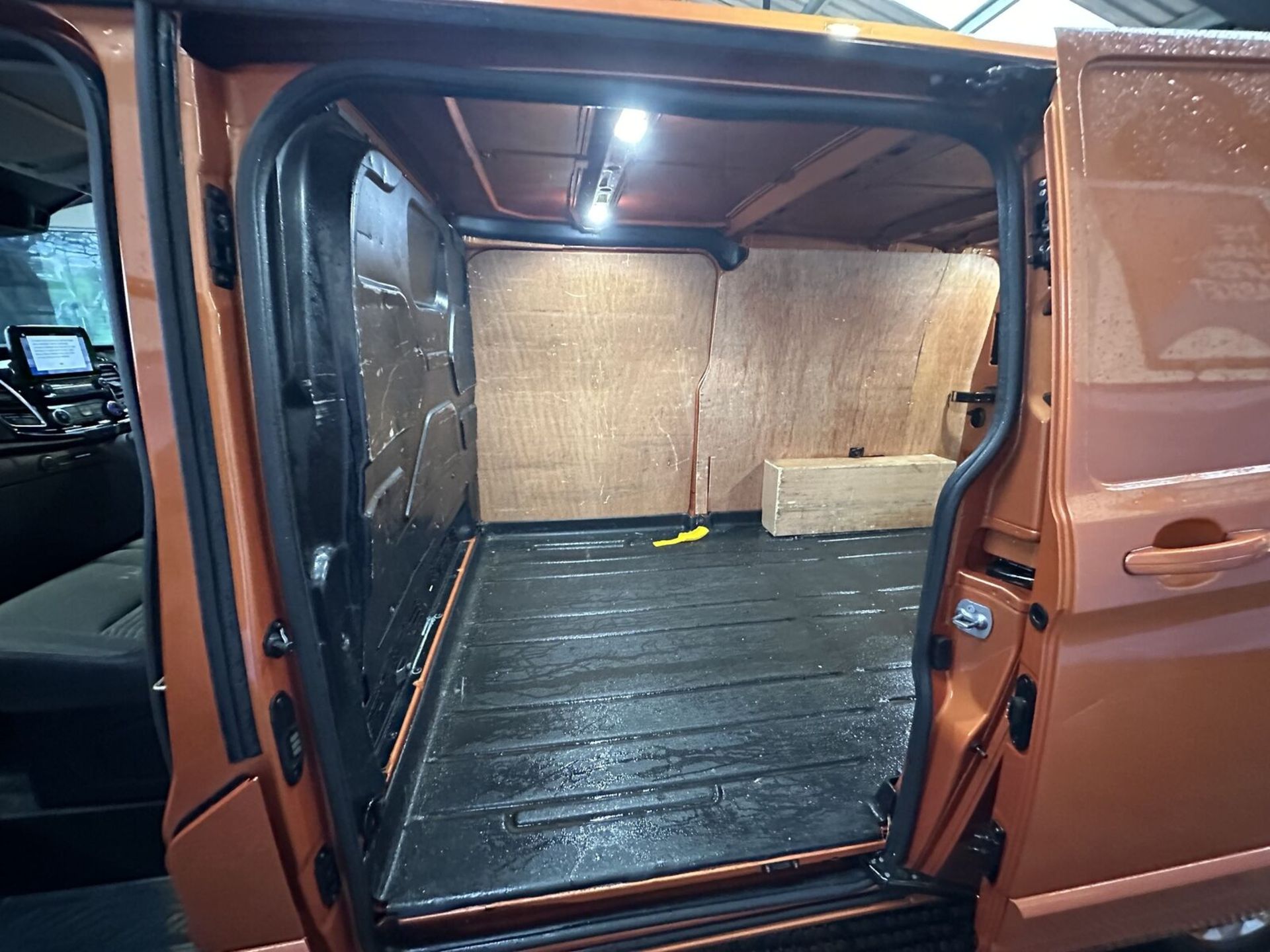 2021 FORD TRANSIT CUSTOM AUTO - WELL-MAINTAINED PERFECTION >>--NO VAT ON HAMMER--<< - Image 7 of 16