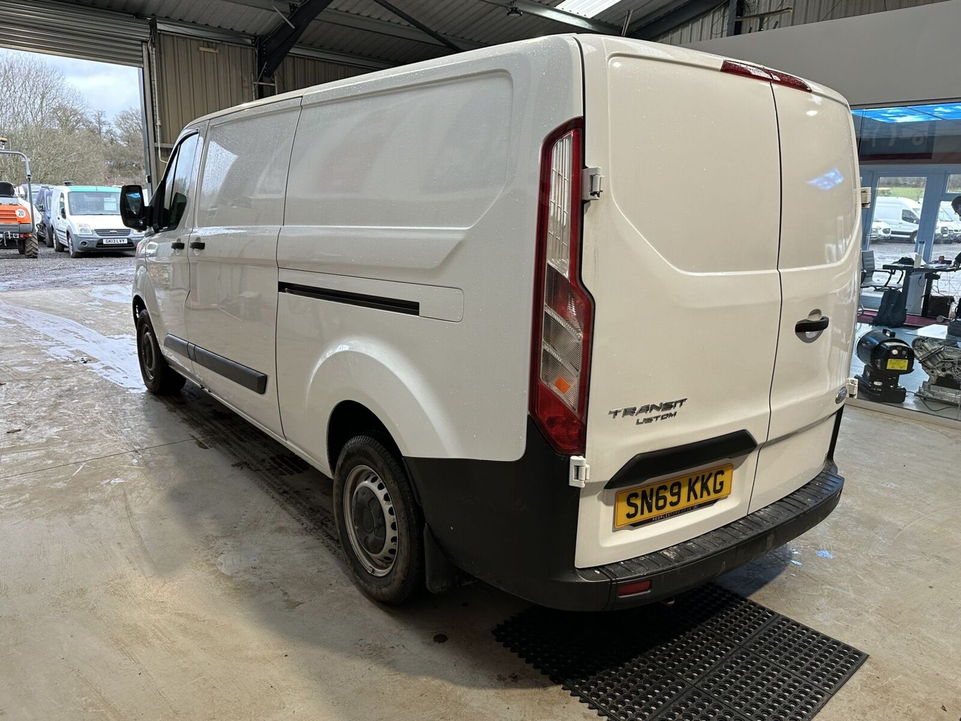 EFFICIENT WORKHORSE: 2019 FORD TRANSIT CUSTOM, WELL-MAINTAINED - Image 6 of 15