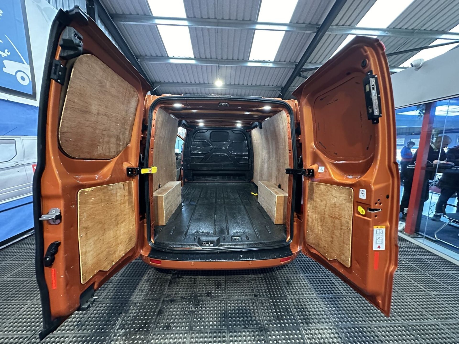 2021 FORD TRANSIT CUSTOM AUTO - WELL-MAINTAINED PERFECTION >>--NO VAT ON HAMMER--<< - Image 3 of 16