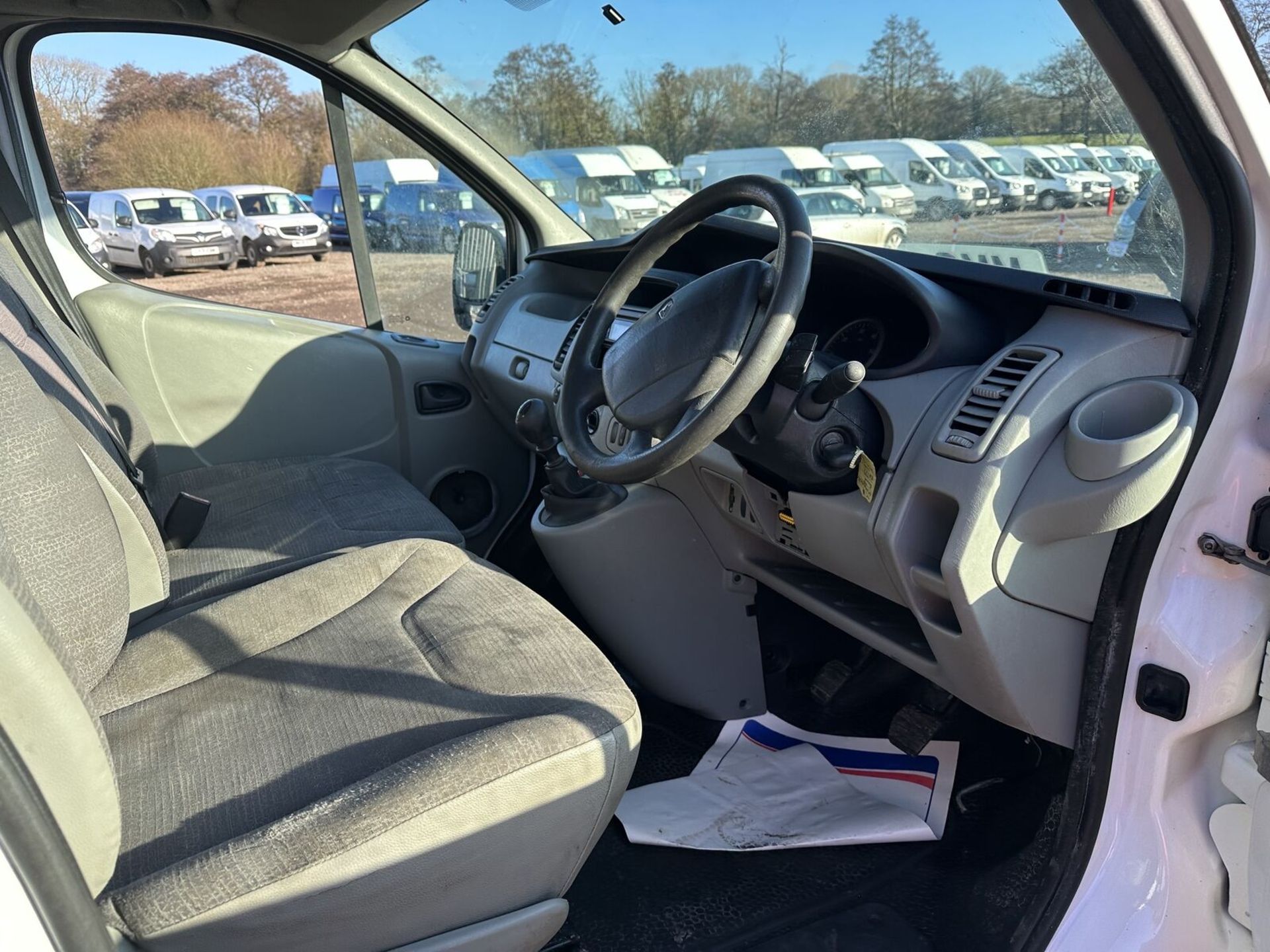 WHITE PANEL VAN PROJECT: 2014 RENAULT TRAFIC -MOT: 14TH APRIL 2024 >>--NO VAT ON HAMMER--<< - Image 8 of 15