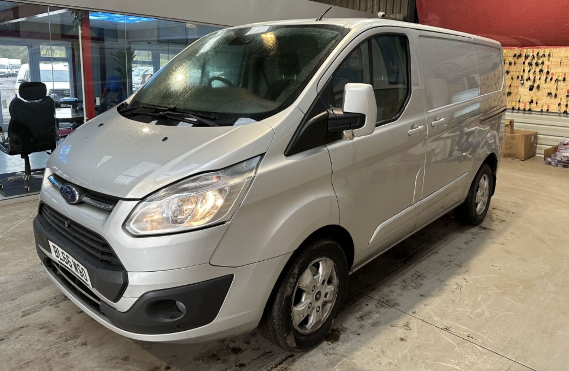 SILVER STUNNER: 2016 TRANSIT CUSTOM 2.0 TDCI 130PS, LIMITED EDITION - Image 3 of 12