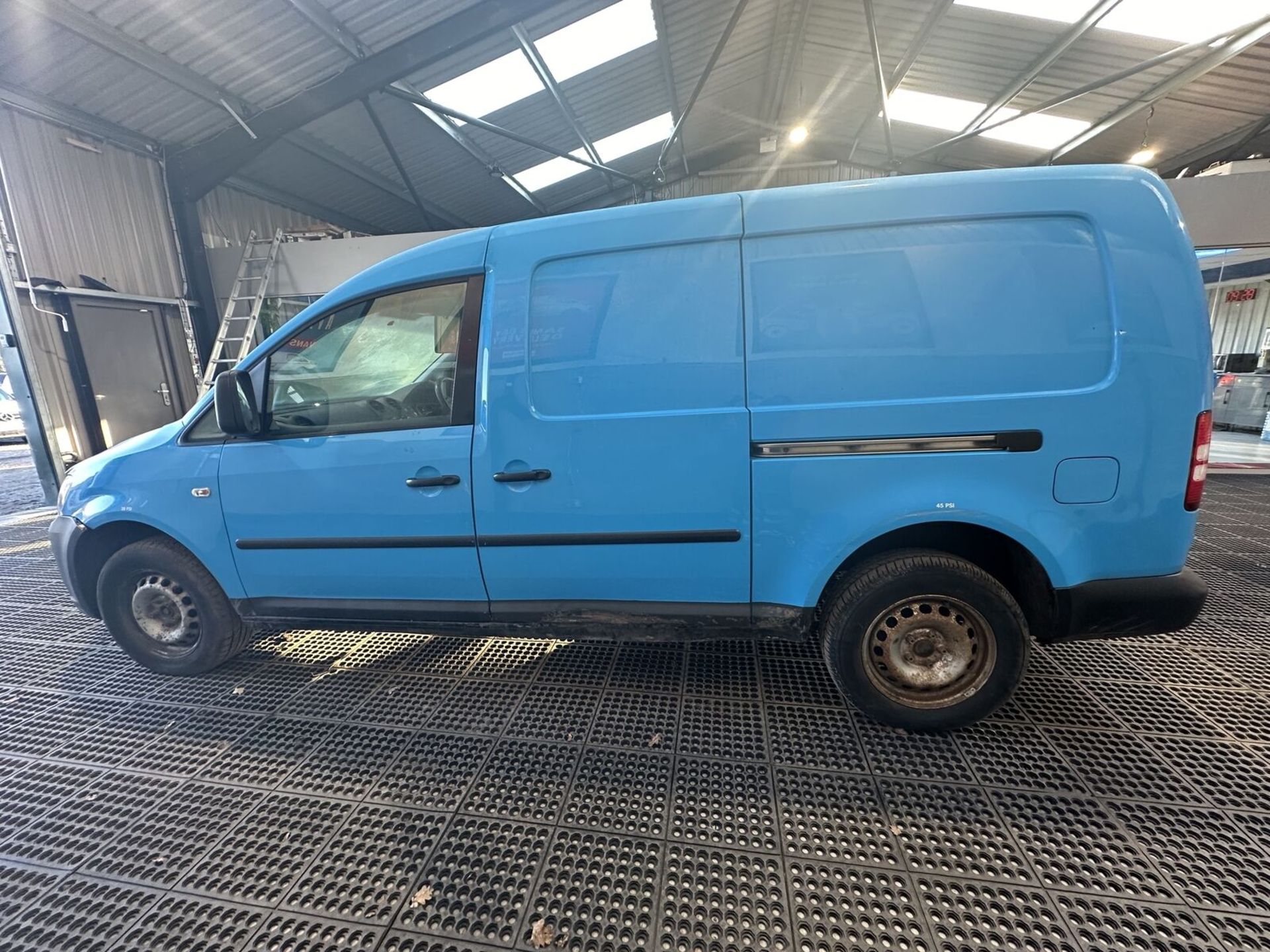 2011 VW CADDY MAXI C20 DIESEL: CLEAN PANEL VAN, REPAIR NEEDED >>--NO VAT ON HAMMER--<< - Image 2 of 13