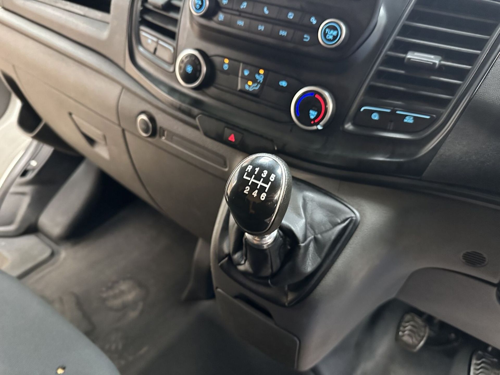 EFFICIENT WORKHORSE: 2019 FORD TRANSIT CUSTOM, WELL-MAINTAINED - Image 13 of 15