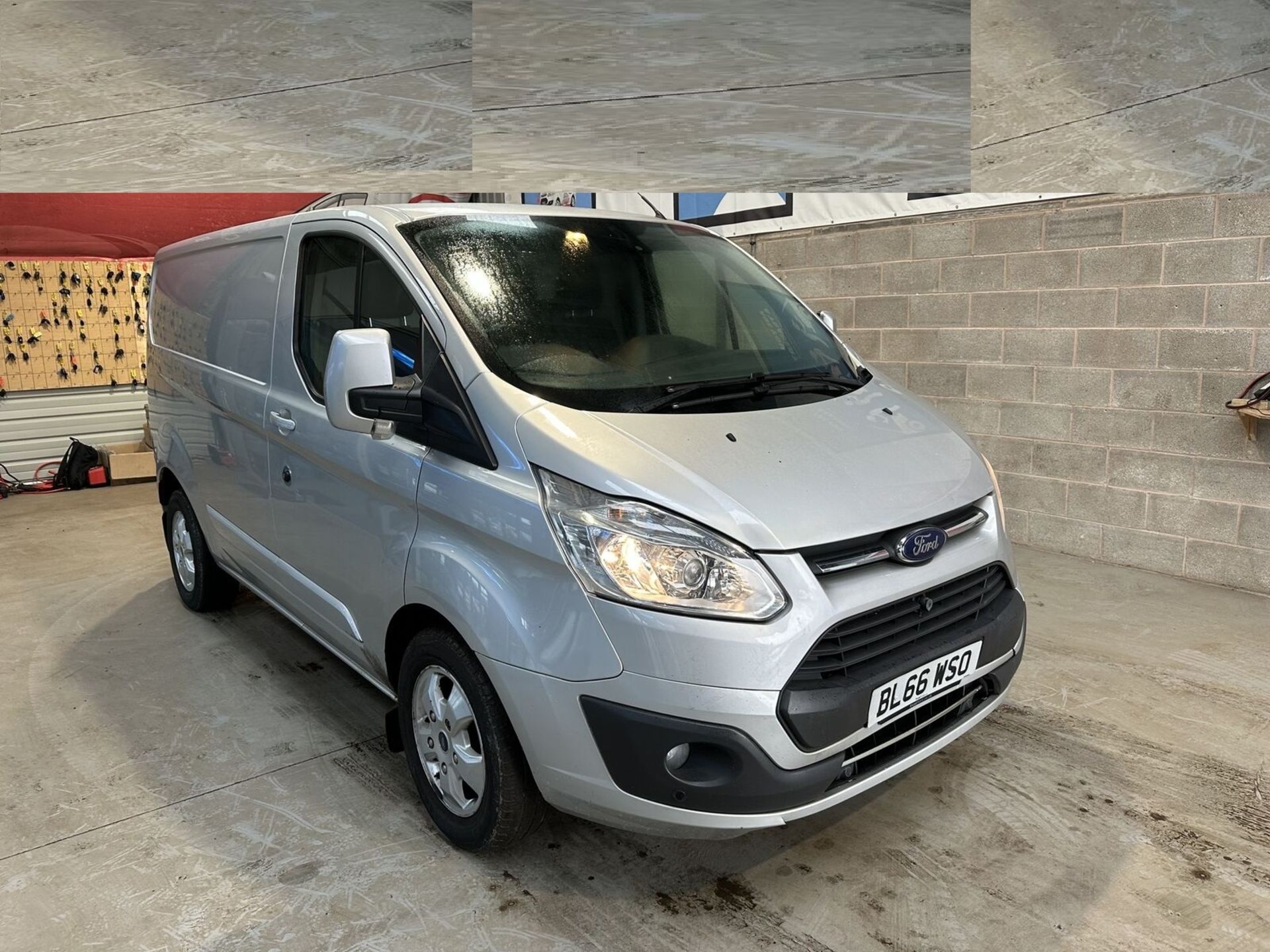 SILVER STUNNER: 2016 TRANSIT CUSTOM 2.0 TDCI 130PS, LIMITED EDITION