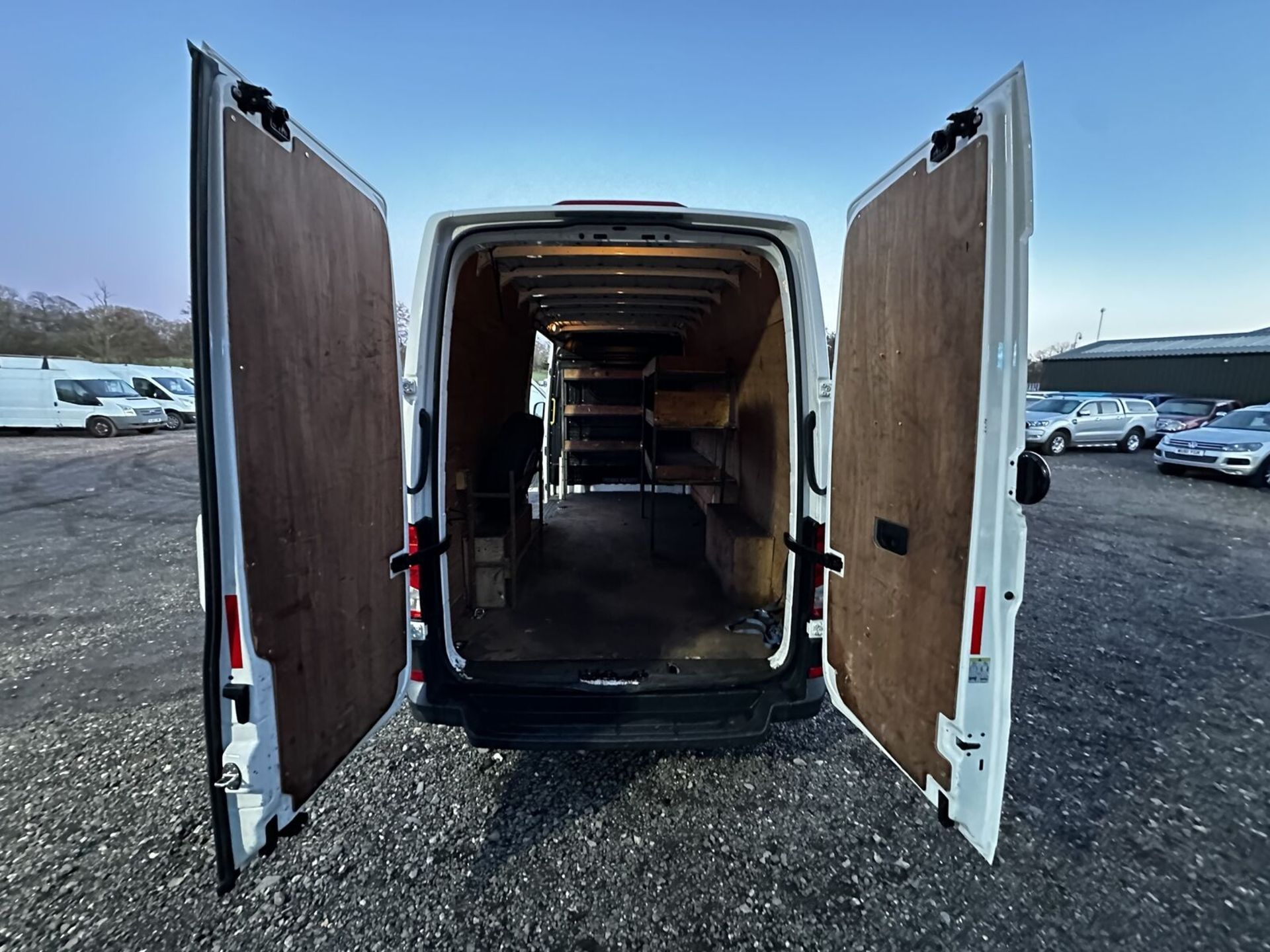 CLEAR AND CAPABLE: VOLKSWAGEN CRAFTER CR35 STARTLINE 2.0 TDI PANEL VAN - Bild 5 aus 14