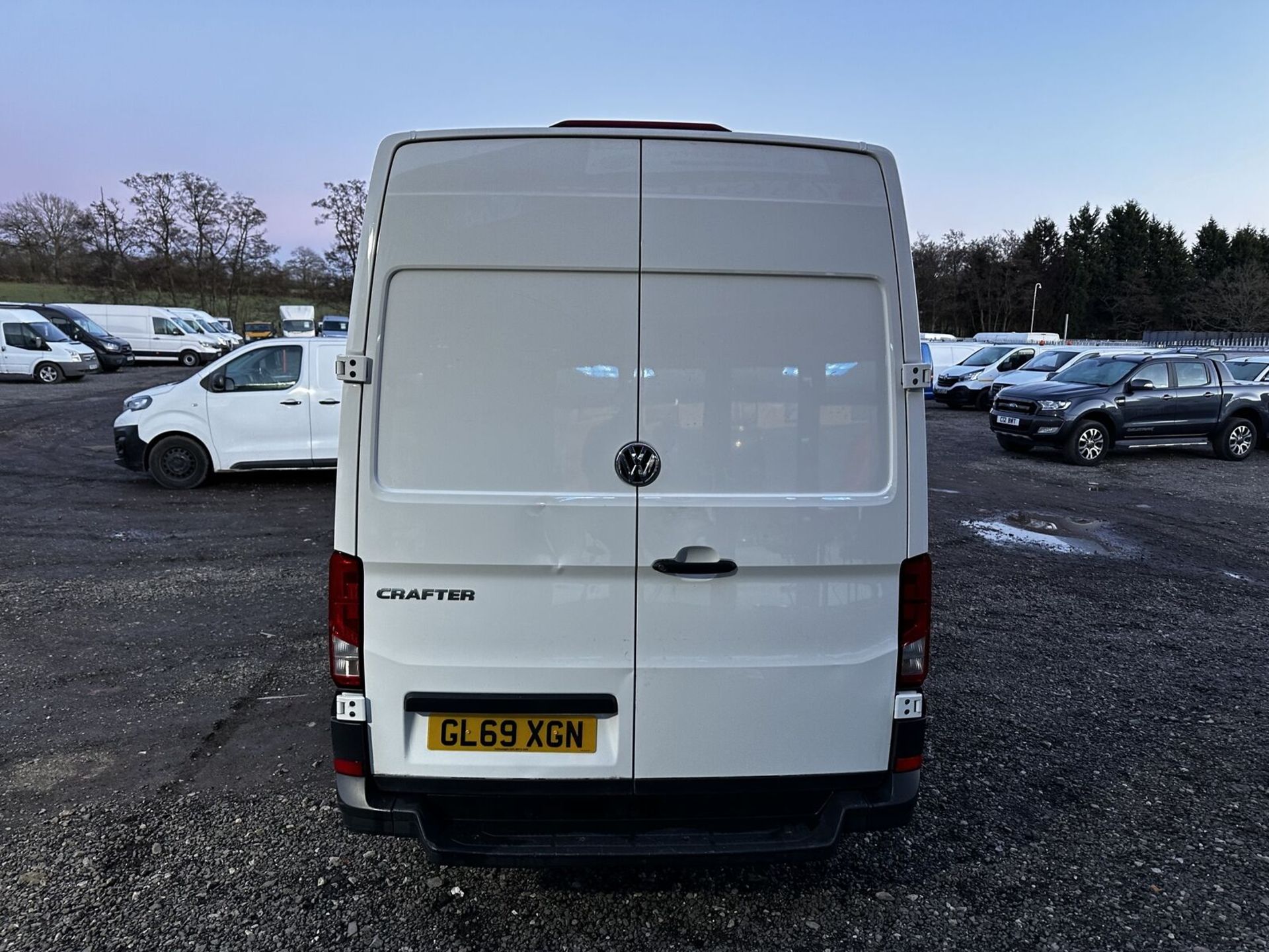 CLEAR AND CAPABLE: VOLKSWAGEN CRAFTER CR35 STARTLINE 2.0 TDI PANEL VAN - Bild 3 aus 14