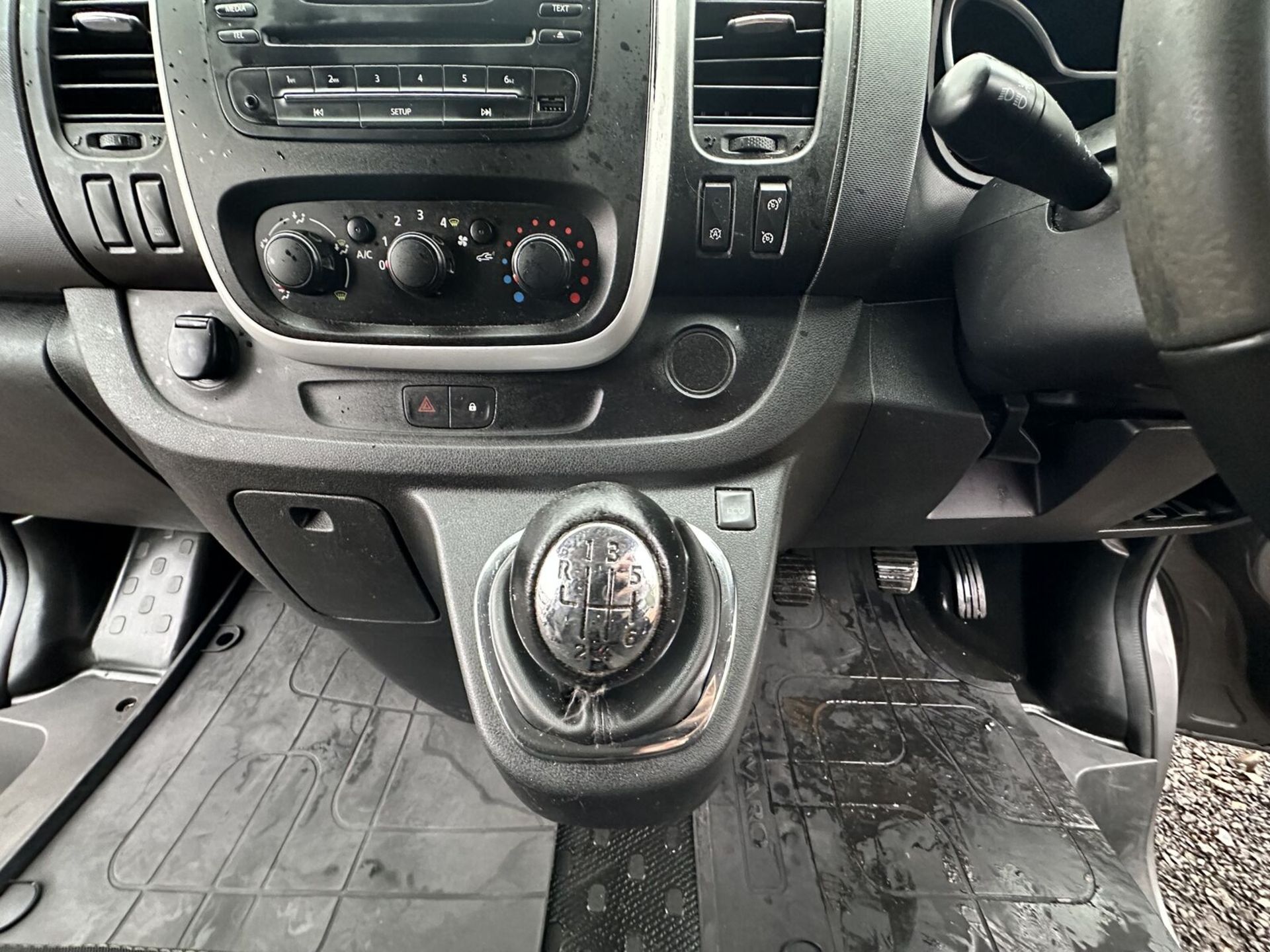 2015 VIVARO BITURBO - SPOTLESS, ENGINE NEEDS TL >>--NO VAT ON HAMMER--<< - Image 4 of 18