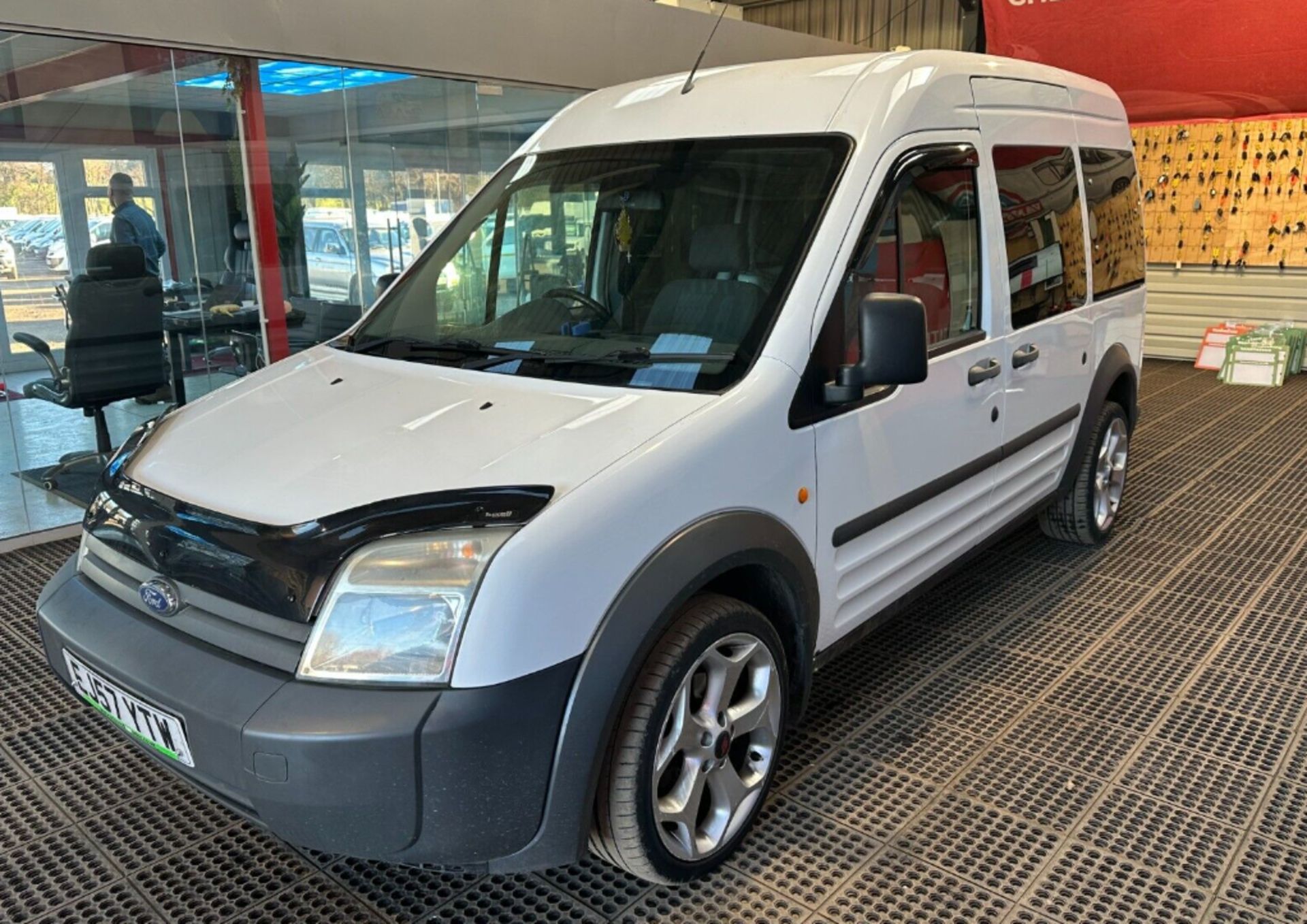 SMOOTH OPERATOR: 1753CC DIESEL FORD TOURNEO CONNECT LWB - LONG MOT >>--NO VAT ON HAMMER--<< - Image 2 of 15