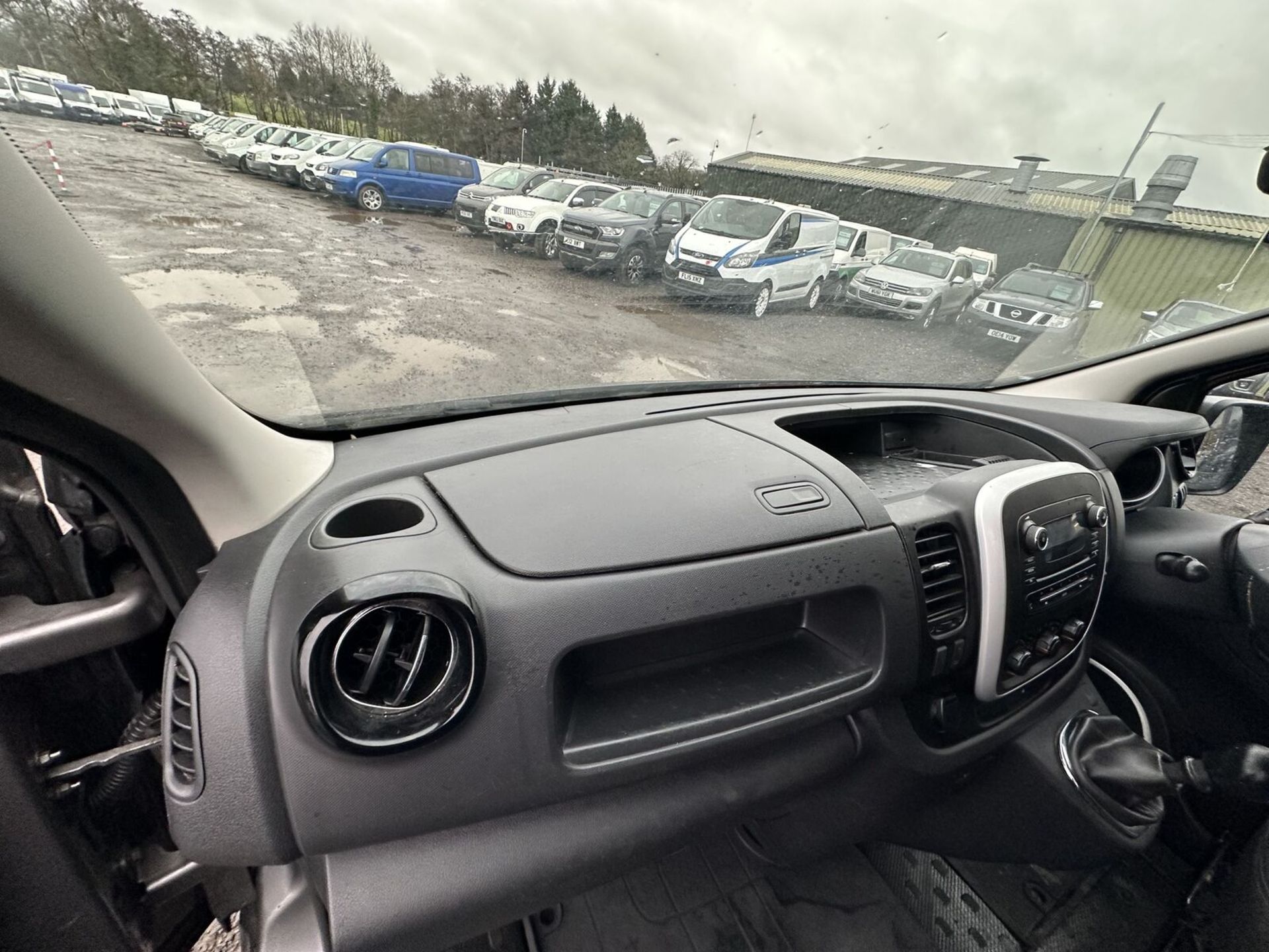 2015 VIVARO BITURBO - SPOTLESS, ENGINE NEEDS TL >>--NO VAT ON HAMMER--<< - Image 5 of 18