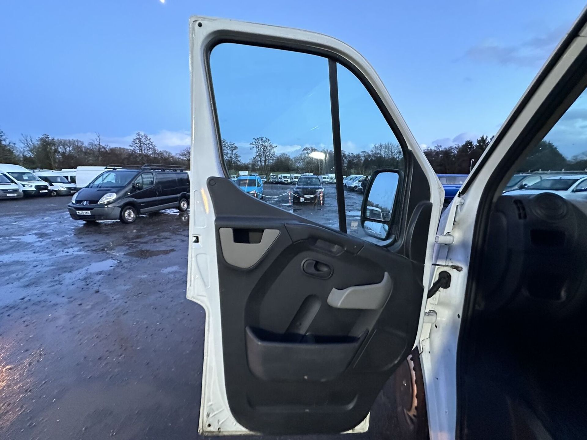 >>--NO VAT ON HAMMER--<< GENUINE WORK VAN - 2016 RENAULT MASTER MWB DIESEL - Image 7 of 19