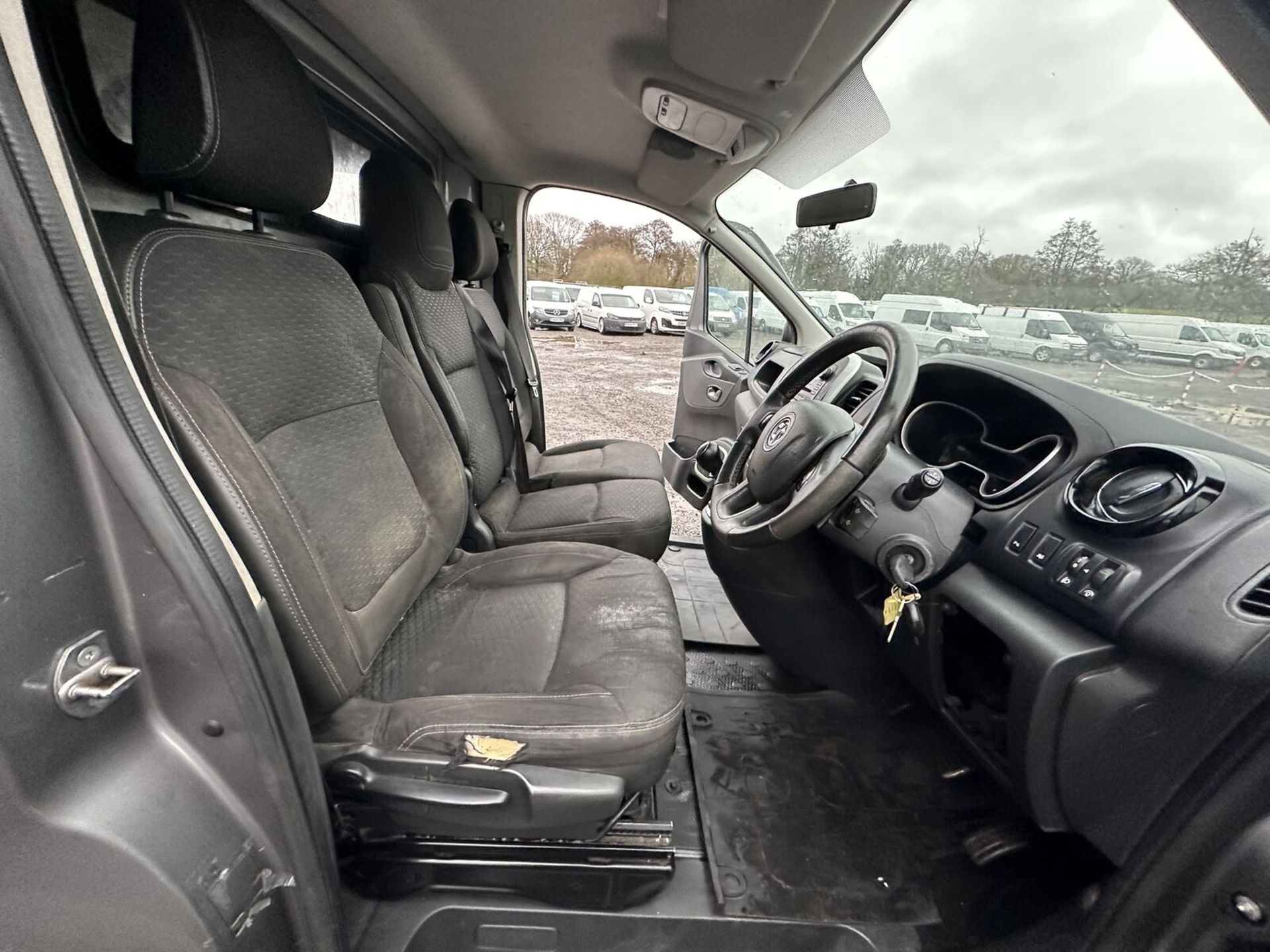 2015 VIVARO BITURBO - SPOTLESS, ENGINE NEEDS TL >>--NO VAT ON HAMMER--<< - Image 8 of 18