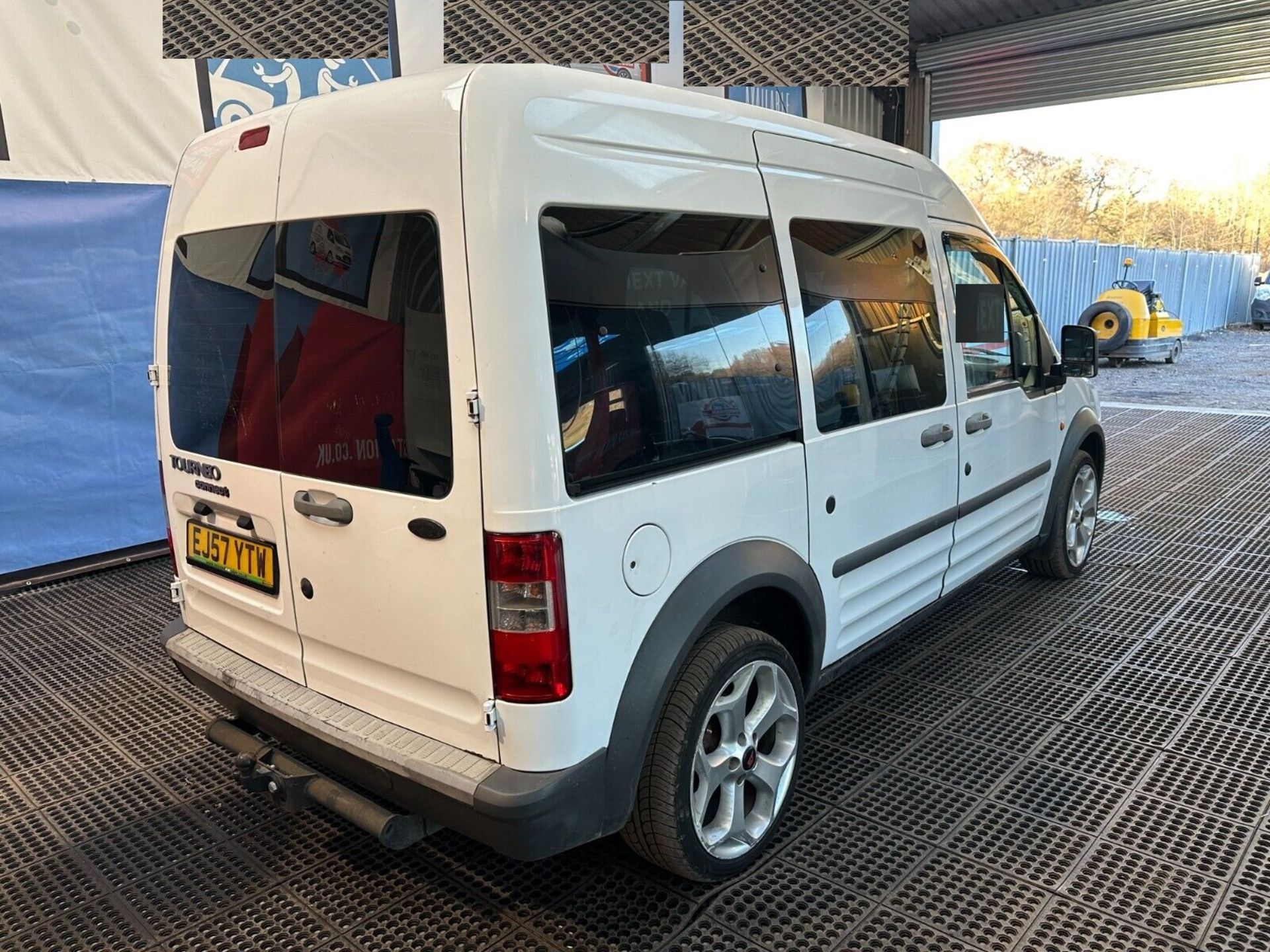 SMOOTH OPERATOR: 1753CC DIESEL FORD TOURNEO CONNECT LWB - LONG MOT >>--NO VAT ON HAMMER--<< - Image 14 of 15