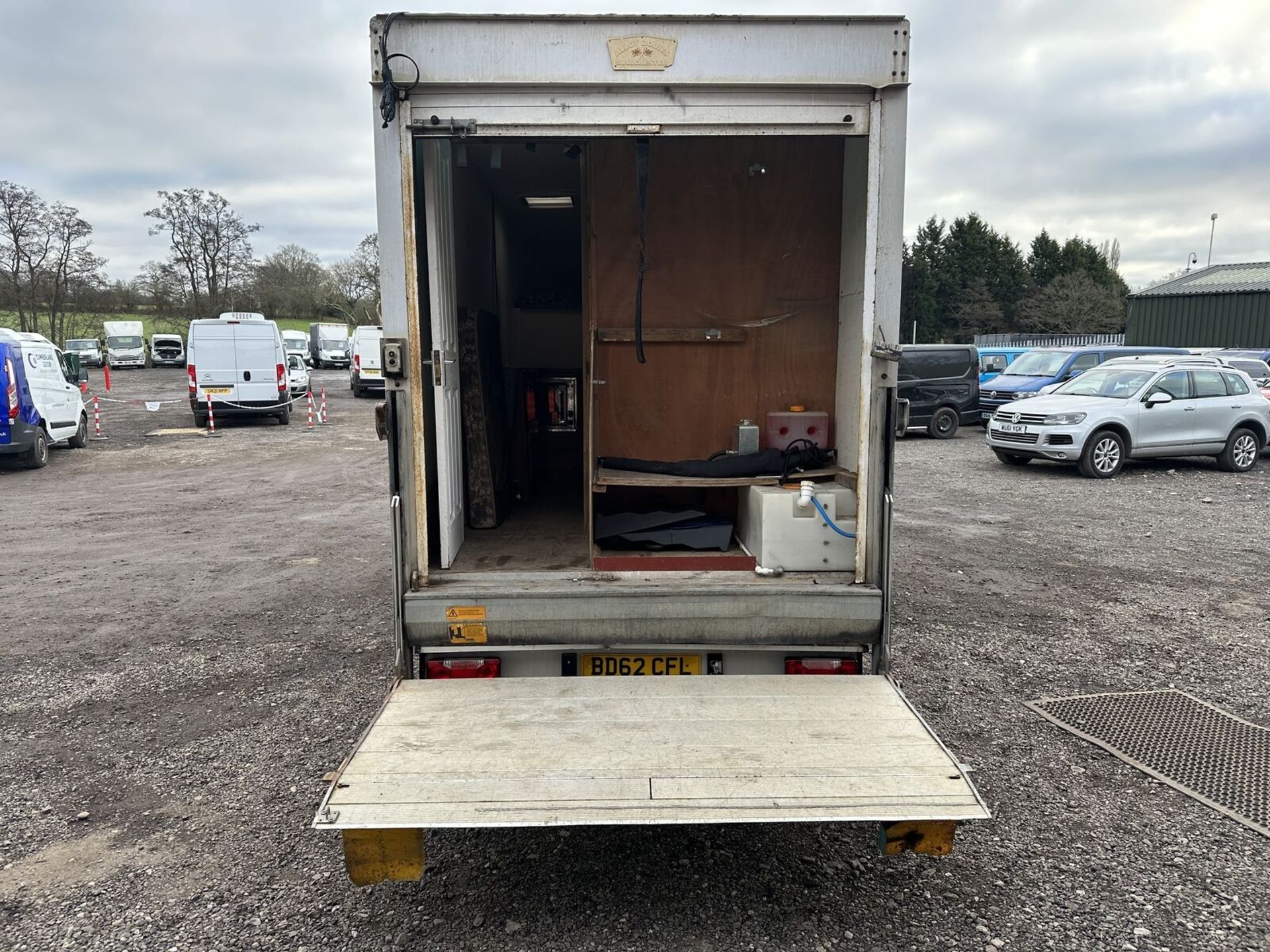 62 PLATE IVECO DAILY LUTON BOX CAMPER, SOLAR PANELS, DIESEL HEATER >>--NO VAT ON HAMMER--<< - Image 12 of 19