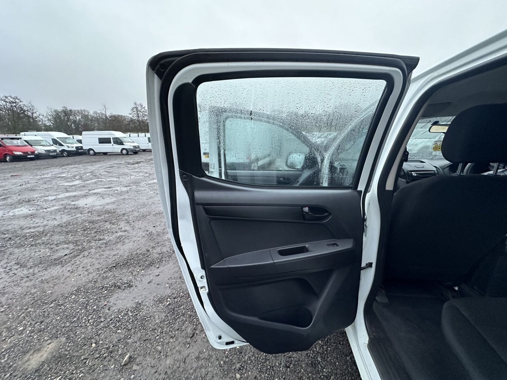 >>--NO VAT ON HAMMER--<< 2017 ISUZU D-MAX DIESEL: EURO 6, SPARES OR REPAIR, WORTH THE FI - Image 10 of 18