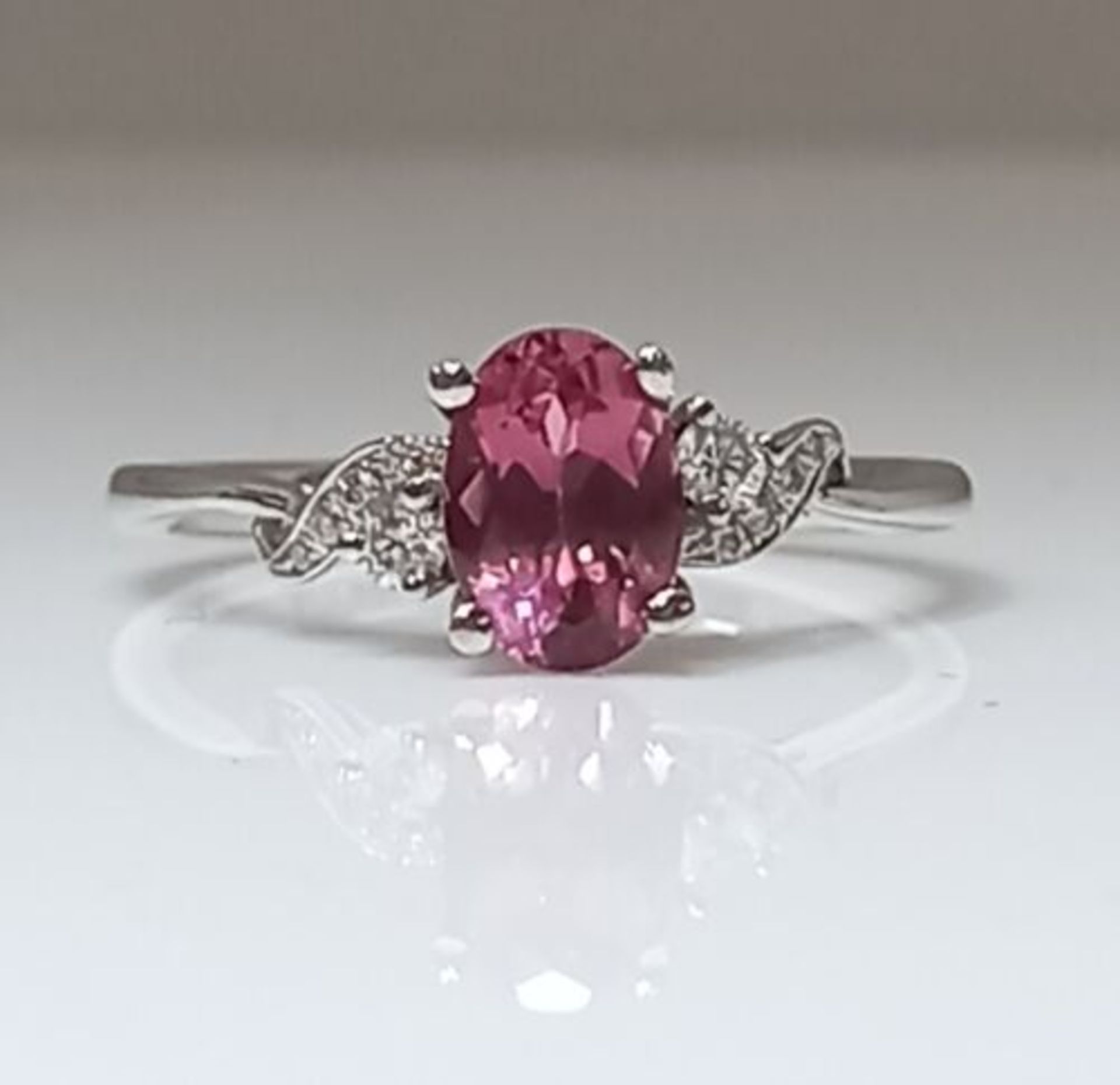 PINK SAPPHIRE 0.75CT & DIAMOND 0.10CT RING/WHITE GOLD + GIFT BOX + VALUATION CERTIFICATE OF £2800
