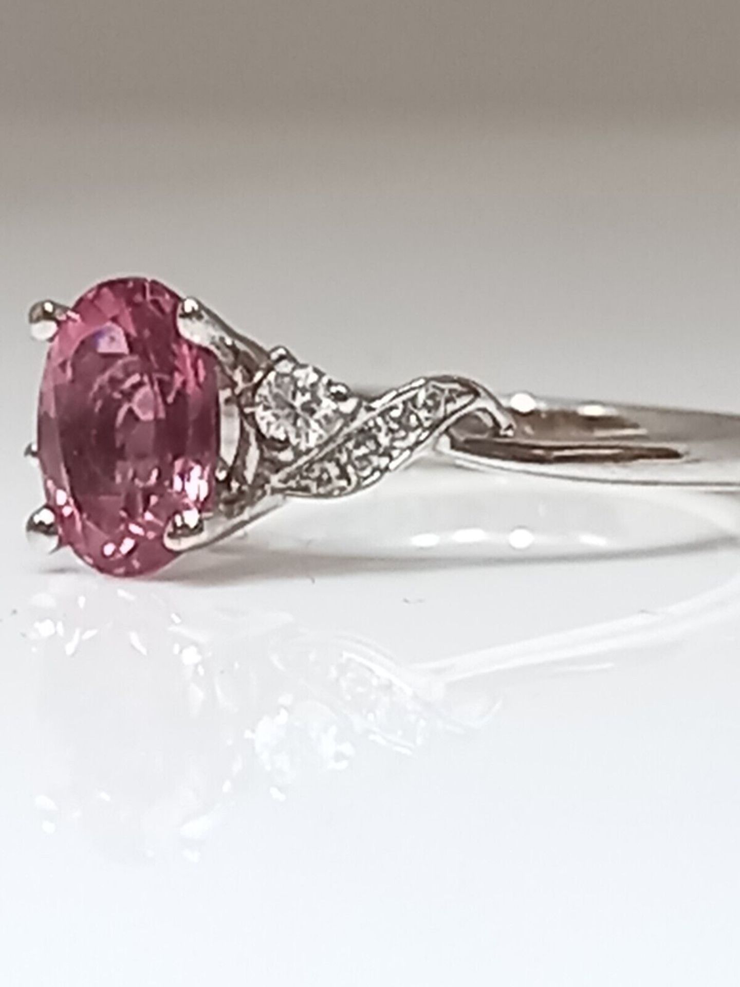 PINK SAPPHIRE 0.75CT & DIAMOND 0.10CT RING/WHITE GOLD + GIFT BOX + VALUATION CERTIFICATE OF £2800 - Image 2 of 3