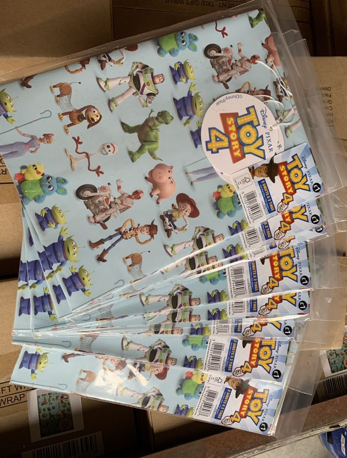 PALLET CONTAINING 1600 OF TOY STORY PACKS EACH WITH 2 X GIFT WRAP & 2 X GIFT TAGS (NO VAT ON HAMMER)