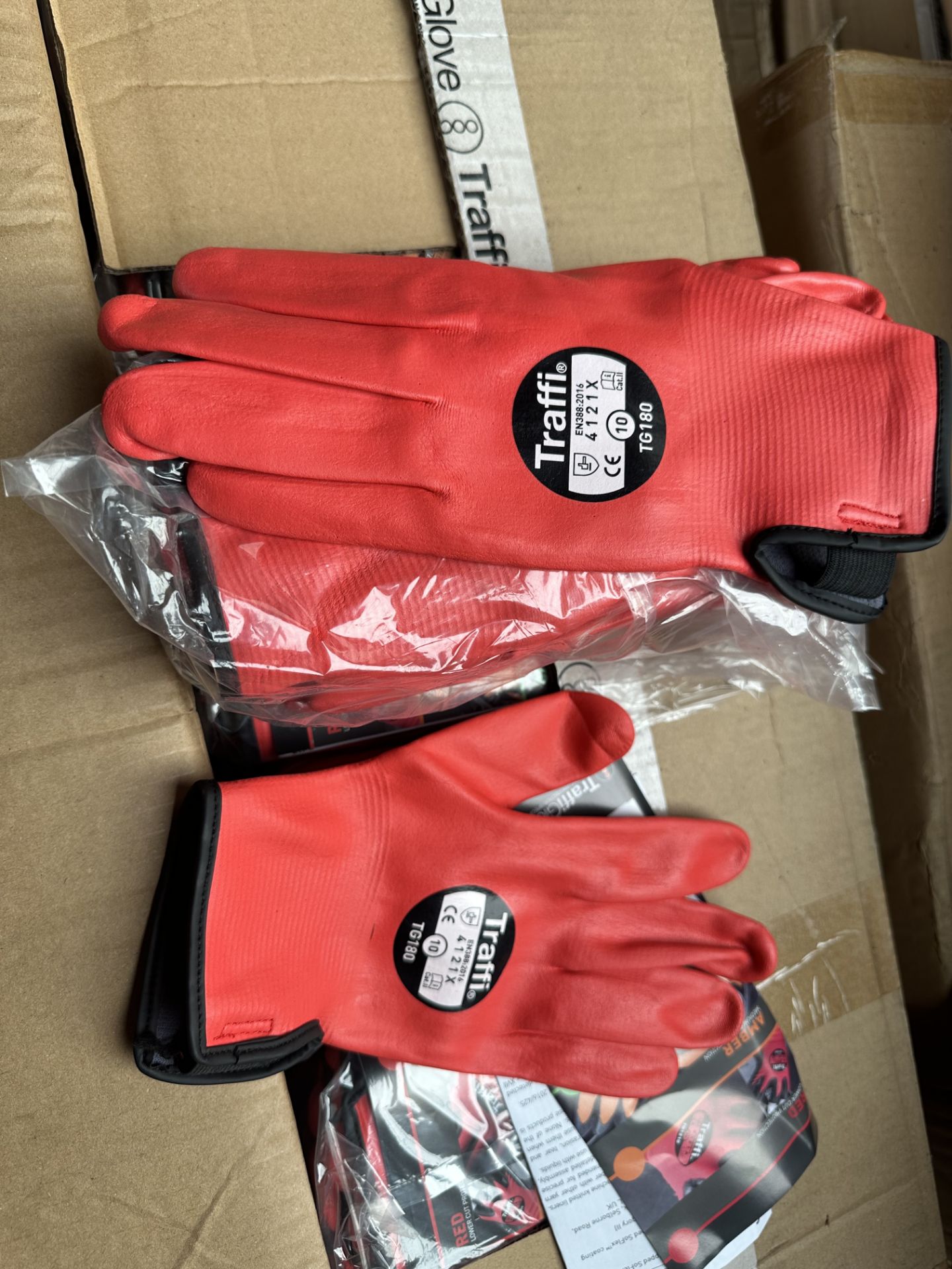 200X TRAFFI WATER RESISTANT SAFETY GLOVES SIZE 10 RRP £800