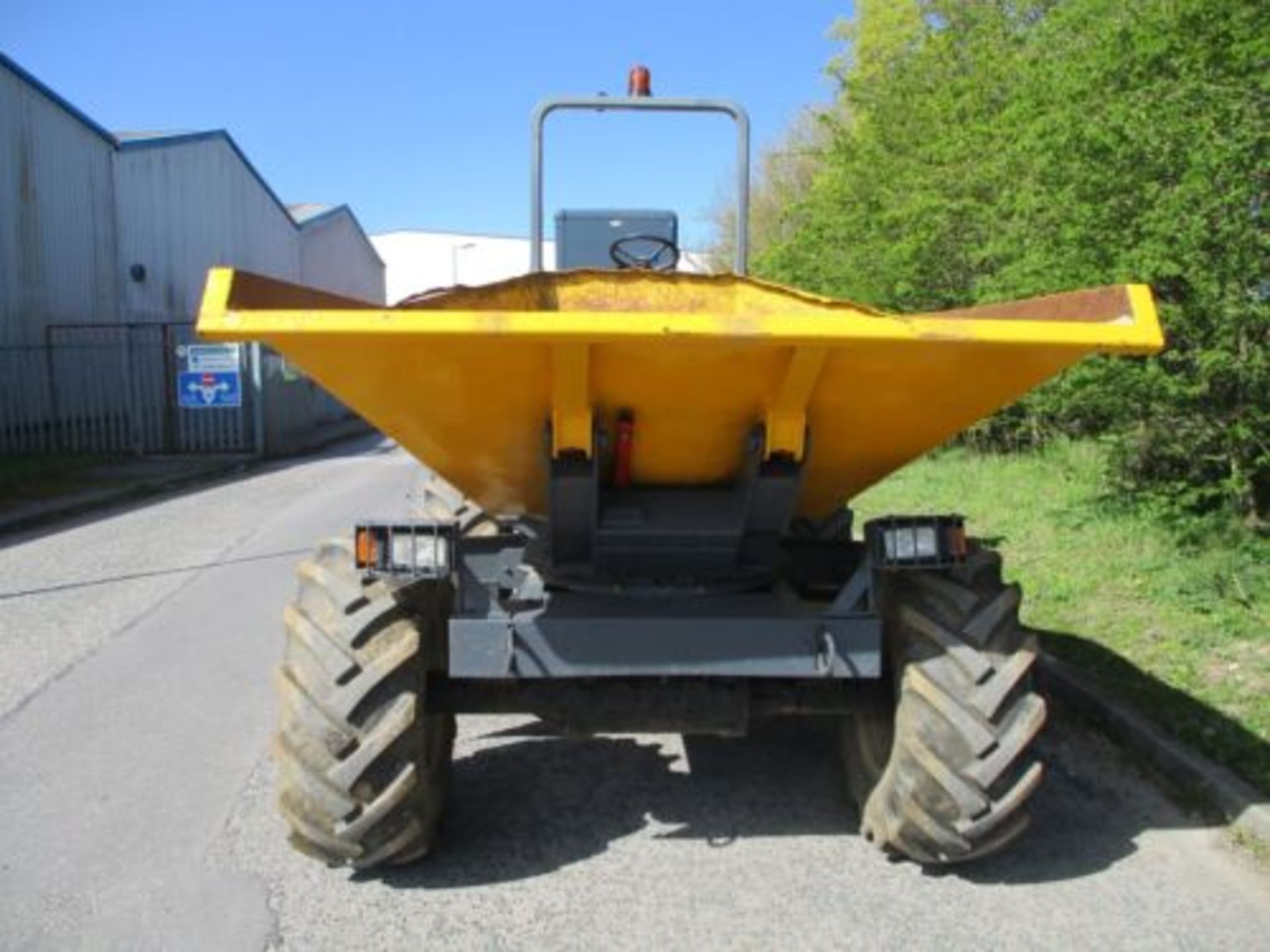 NEUSON 6-TON SWIVEL SKIP DUMPER: YOUR HEAVY LIFTER - Image 6 of 17