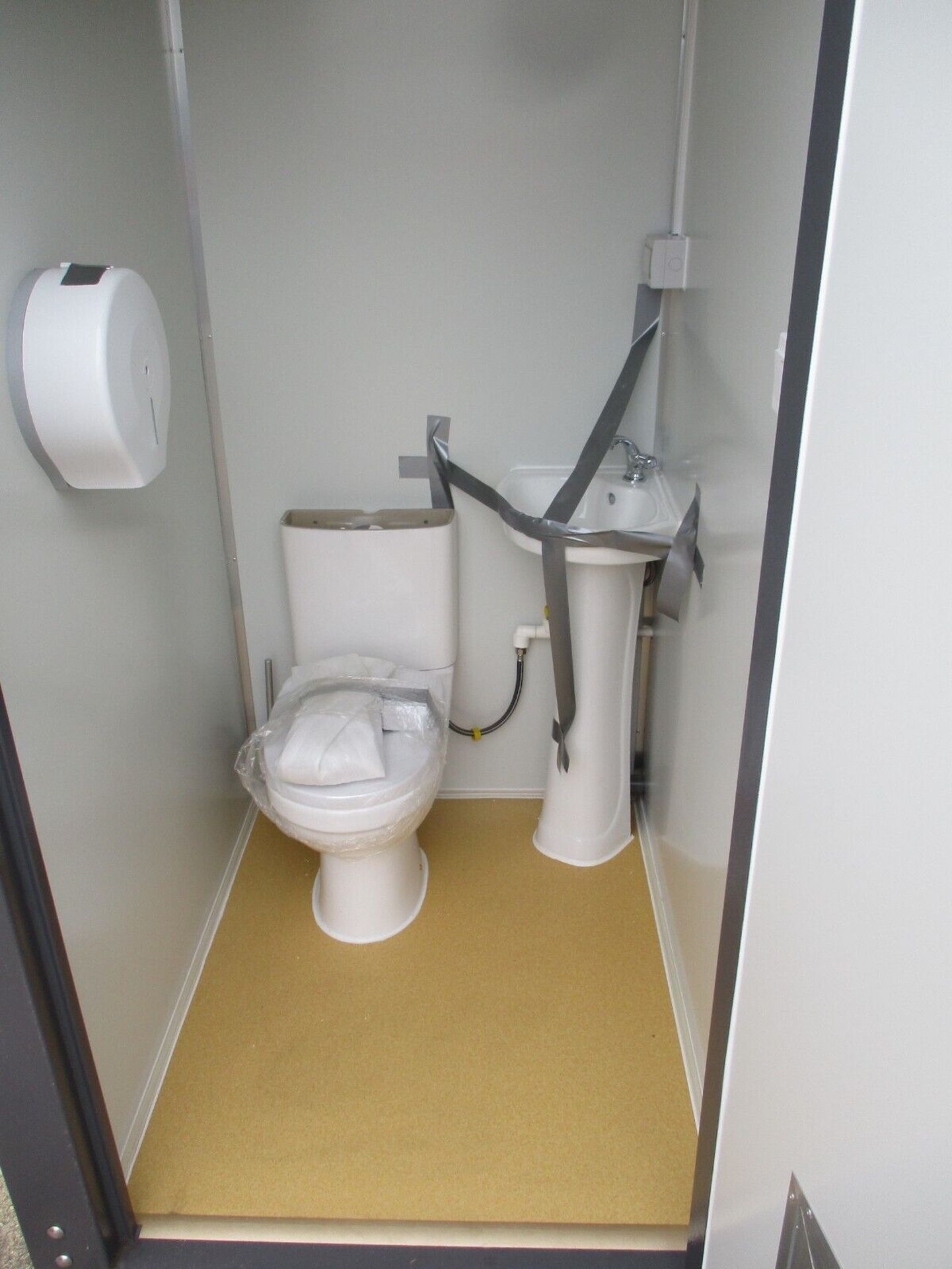 COMPACT COMFORT: 2.15M X 1.3M SHIPPING CONTAINER TOILET OASIS - Image 3 of 9